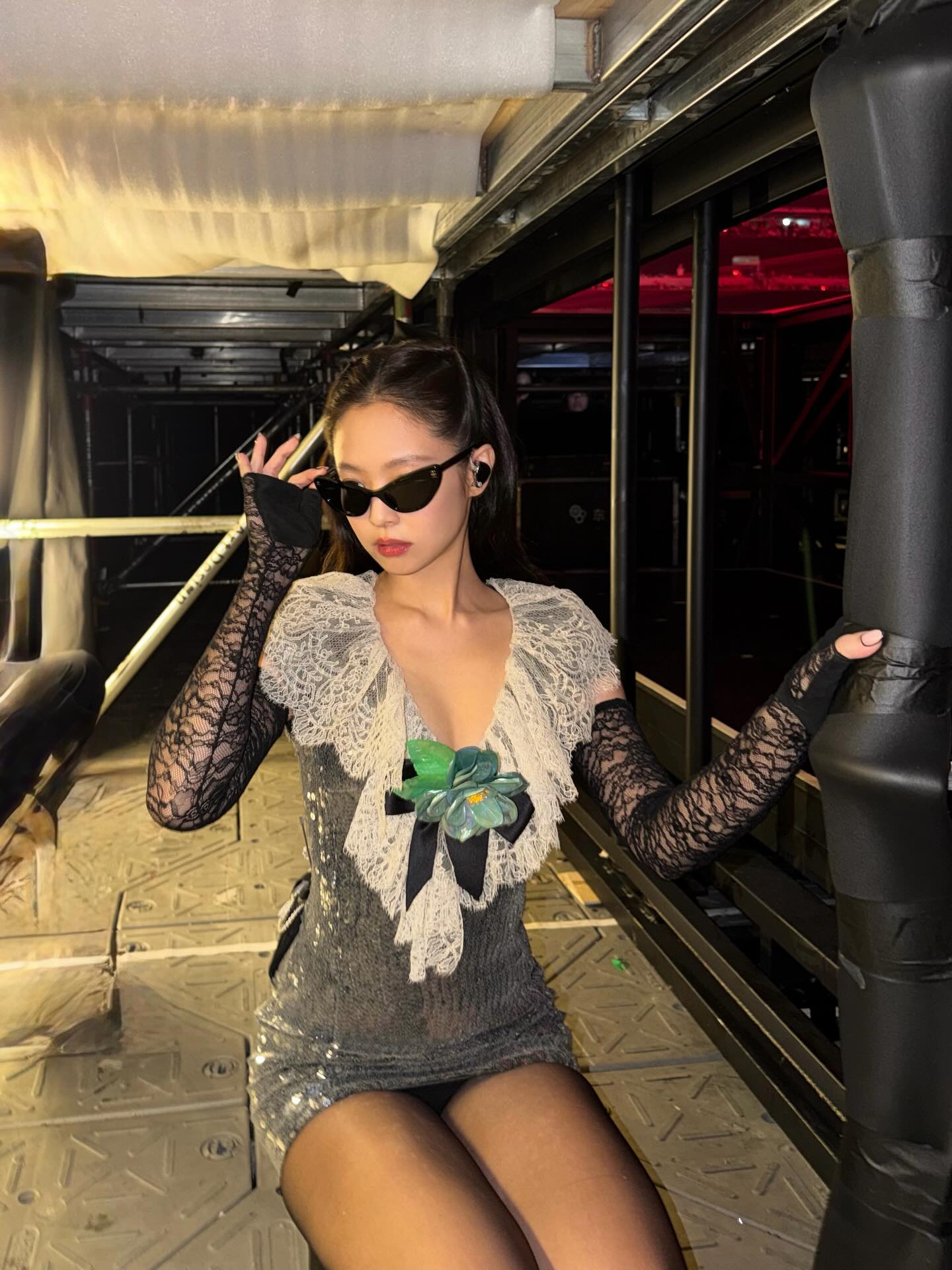 Jennie哥特名伶风！亮片深V连衣裙+白色蕾丝领+绿胸花，猫眼墨镜太有气场了