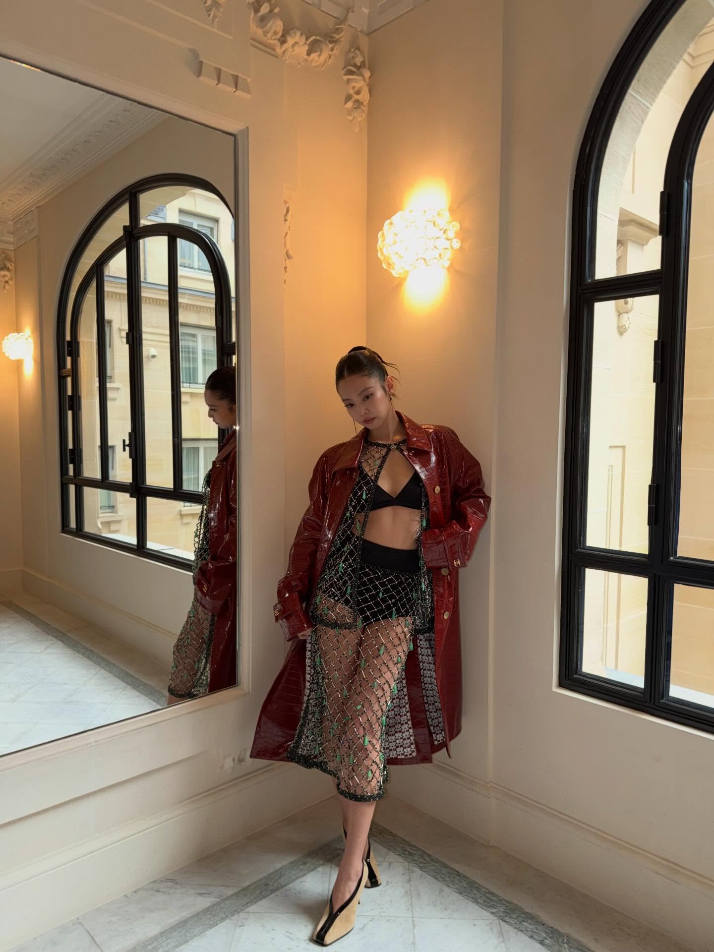 Jennie高定巴黎风！酒红色漆皮长外套+透视网格裙，尖头高跟鞋，这气场红毯既视感