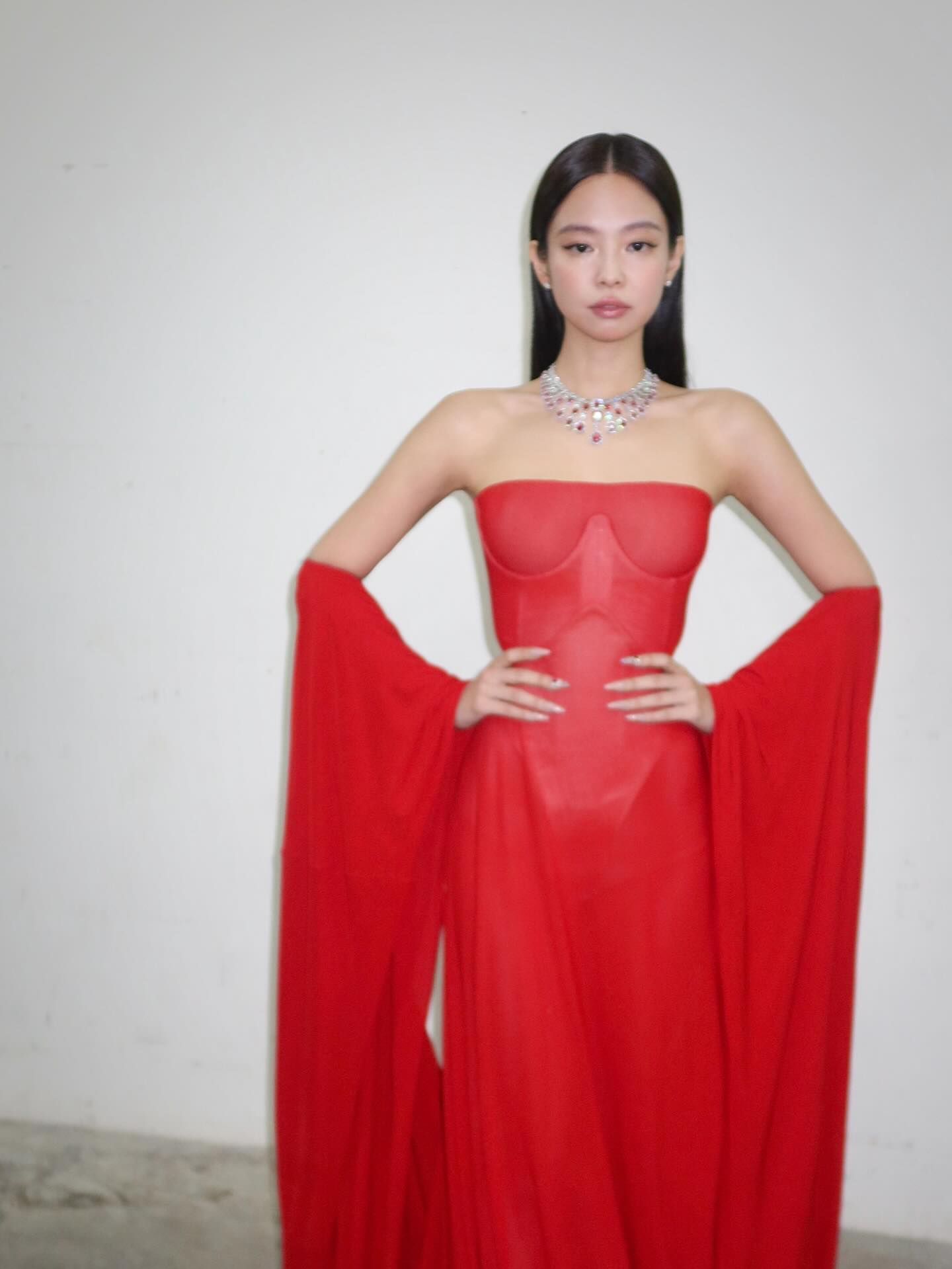 Jennie红毯女王风！正红色抹胸曳地长裙+垂坠袖摆，珠宝项链点睛，明艳霸气的女神感