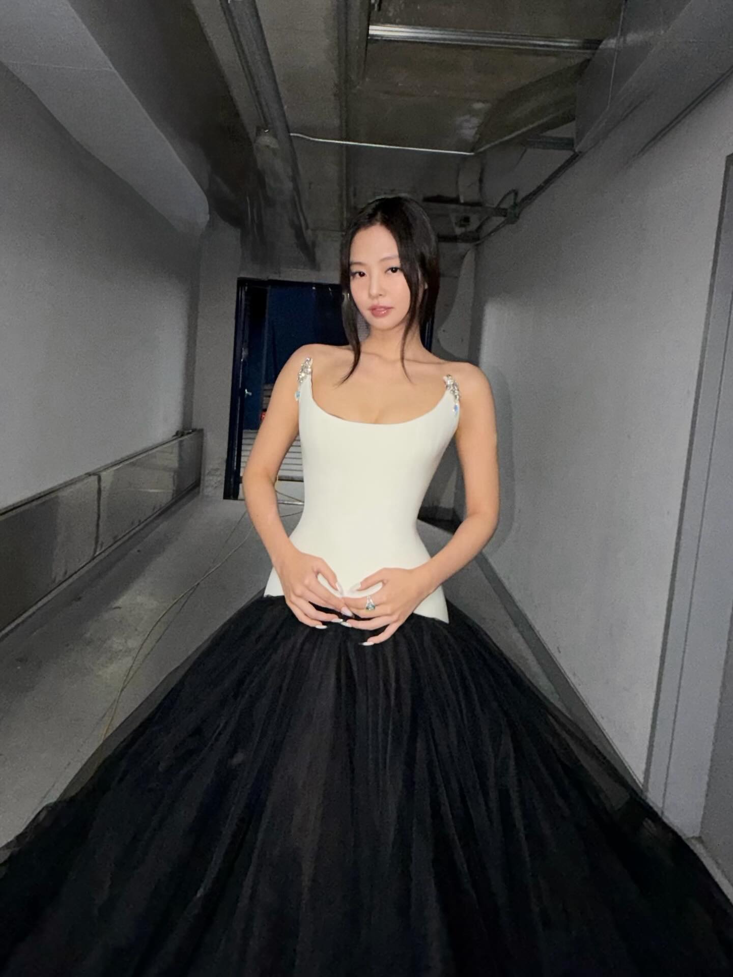 Jennie芭蕾名伶风！白色紧身胸衣+黑色蓬纱大裙摆，钻石肩带，工业风走廊反衬柔美