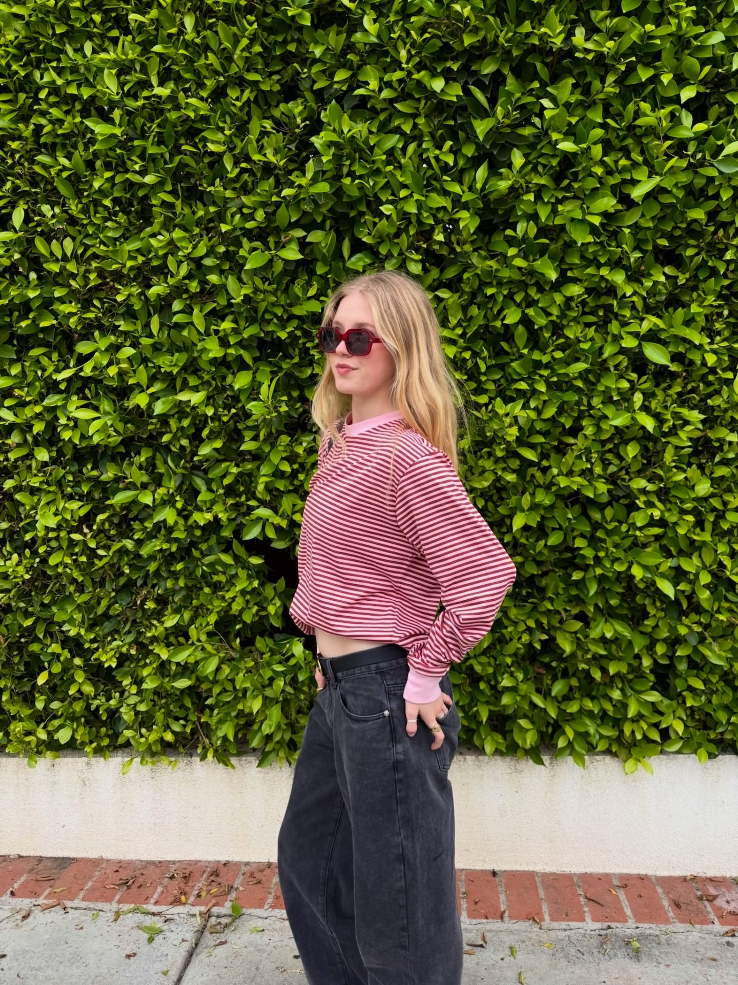 粉白条纹短款+阔腿牛仔裤，红色墨镜呼应，夏日活力的街头时髦感拿捏了