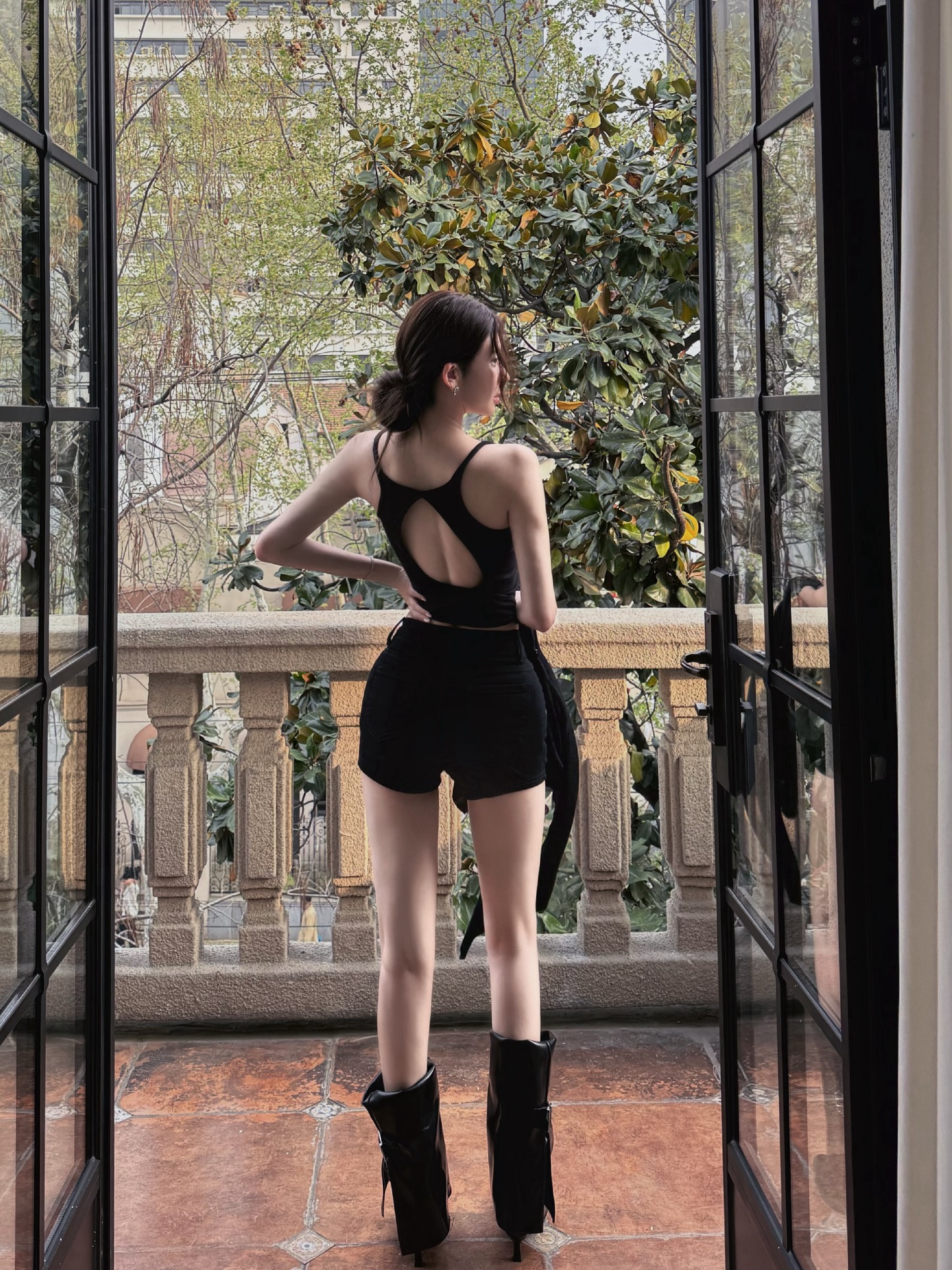 黑色露背吊带+高腰短裤+尖头短靴，All Black背影杀，都市摩登感的法式慵懒
