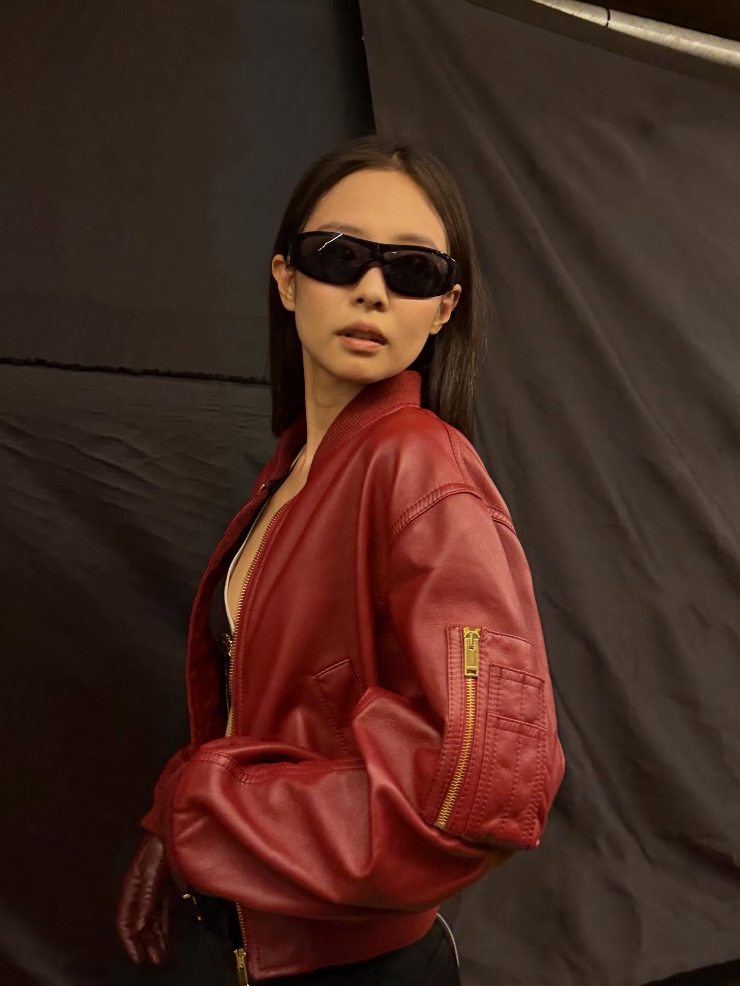 酒红色皮夹克+窄框墨镜，Jennie帅气的另一面，机车风与性感平衡得刚好