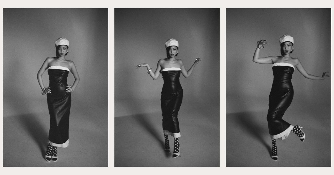 黑白影调中Jennie穿抹胸皮质长裙+头巾+波点靴，五零年代复古名伶既视感