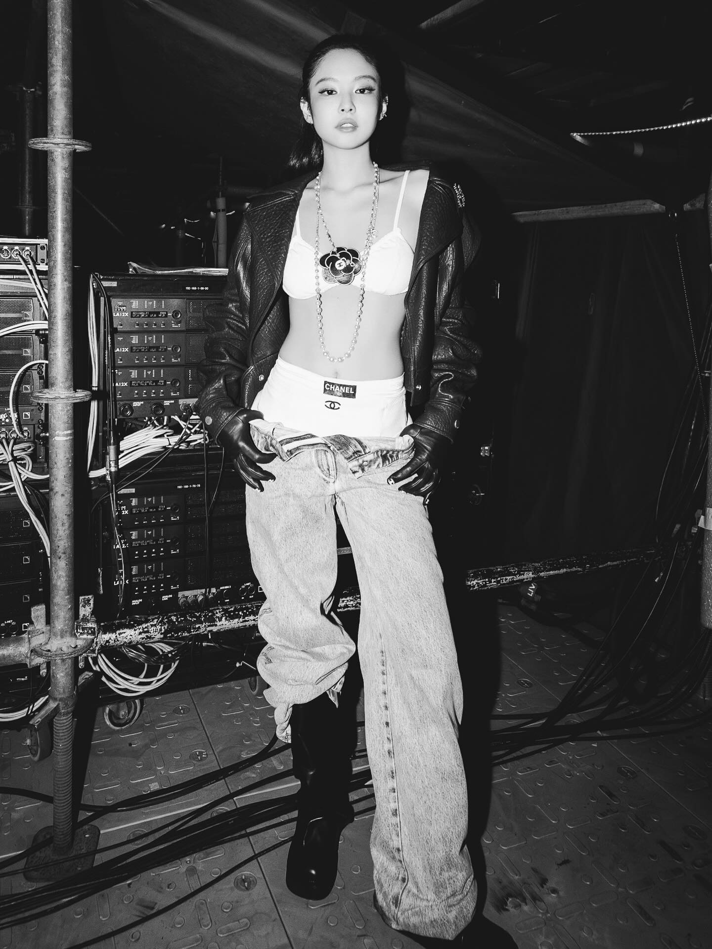Jennie皮衣+内衣外穿+低腰阔腿裤，山茶花长链点睛，黑白影调下的摇滚 chic
