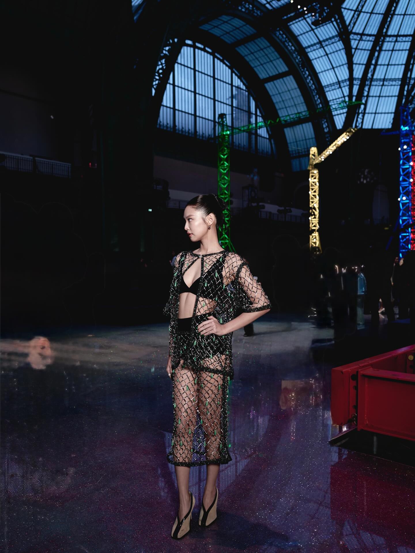 Jennie黑色连体衣+透视亮片，工业后台场景，强势优雅的高定风格