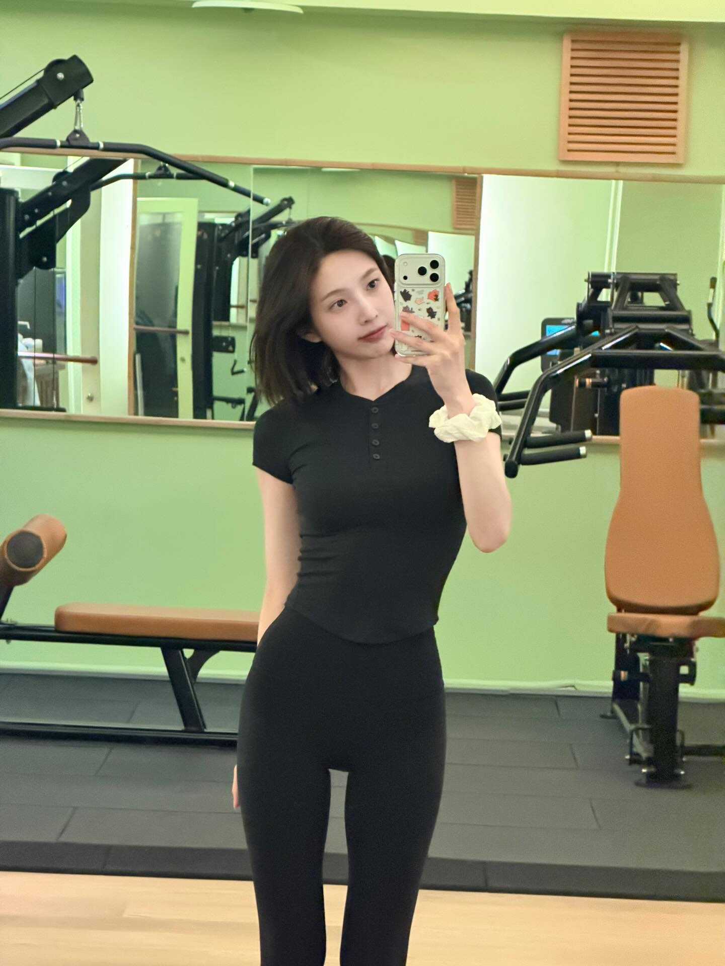 All Black运动辣妹风！黑色紧身短袖+瑜伽裤，白色发圈点睛，健身房里的自律好身材