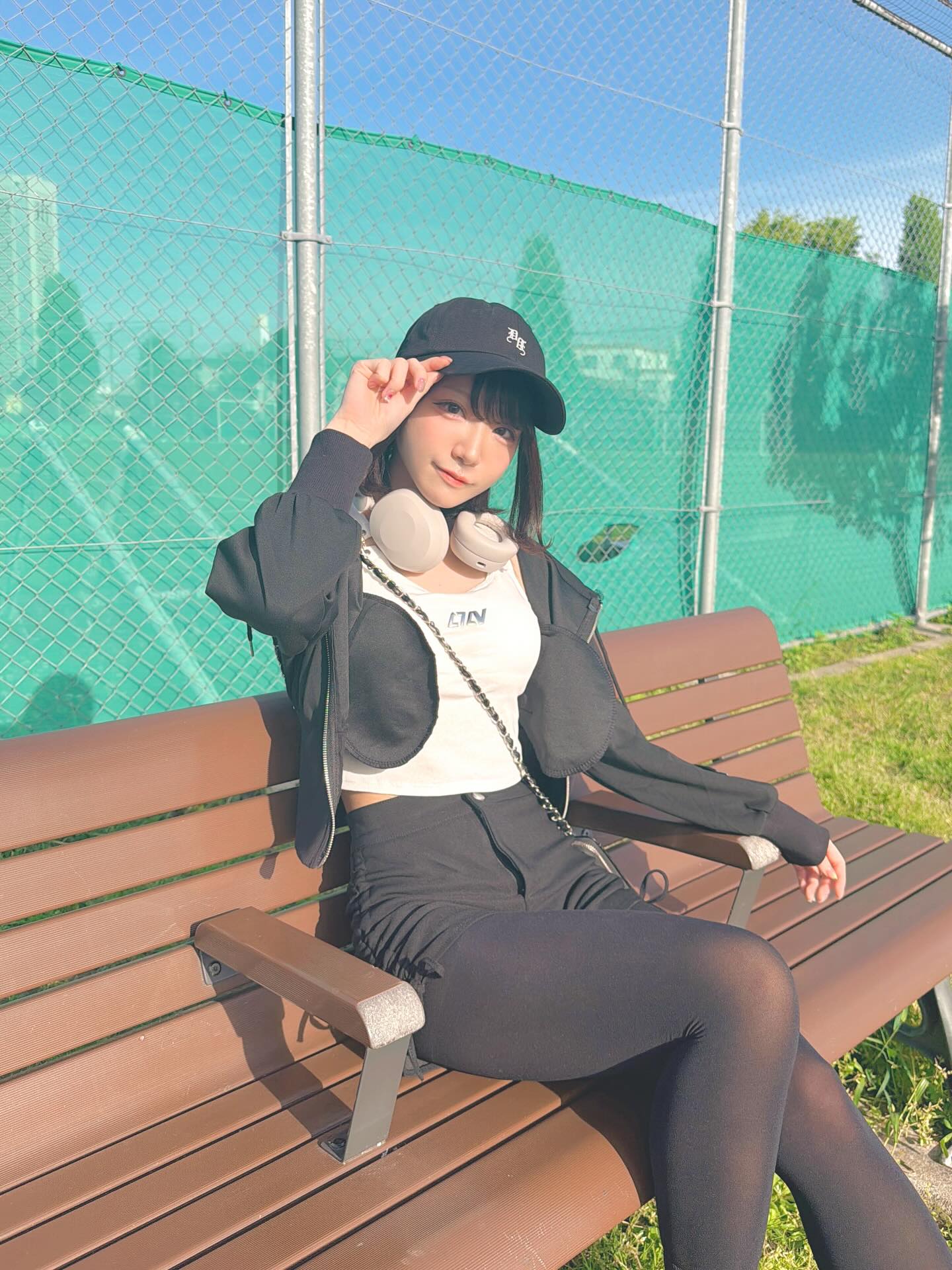 黑白运动风！短款外套+白色露脐背心，棒球帽+头戴耳机，球场边的元气少女