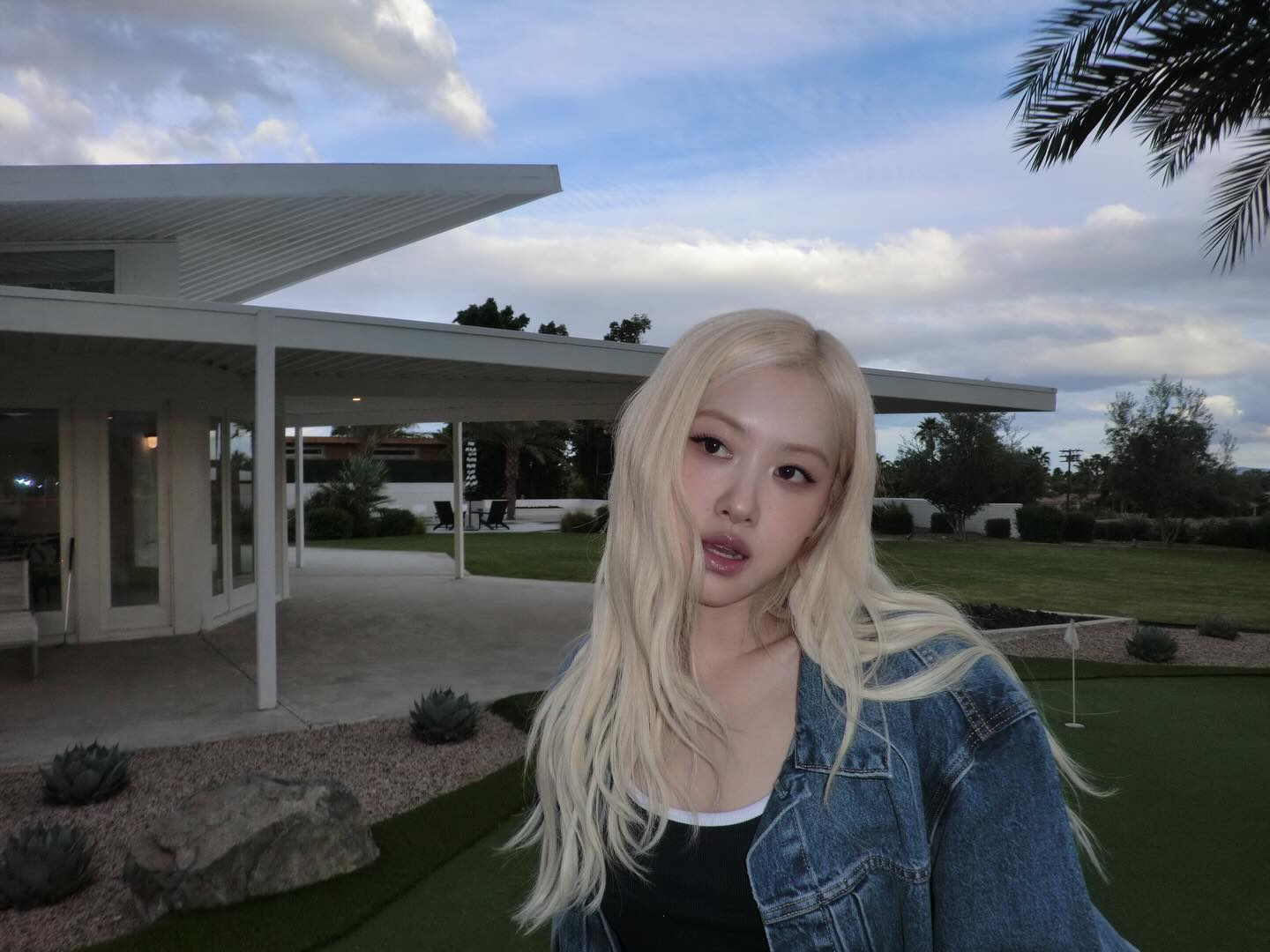 ROSE单宁牛仔外套+黑白运动背心，内紧外松层次感绝了，绿地建筑前慵懒时髦