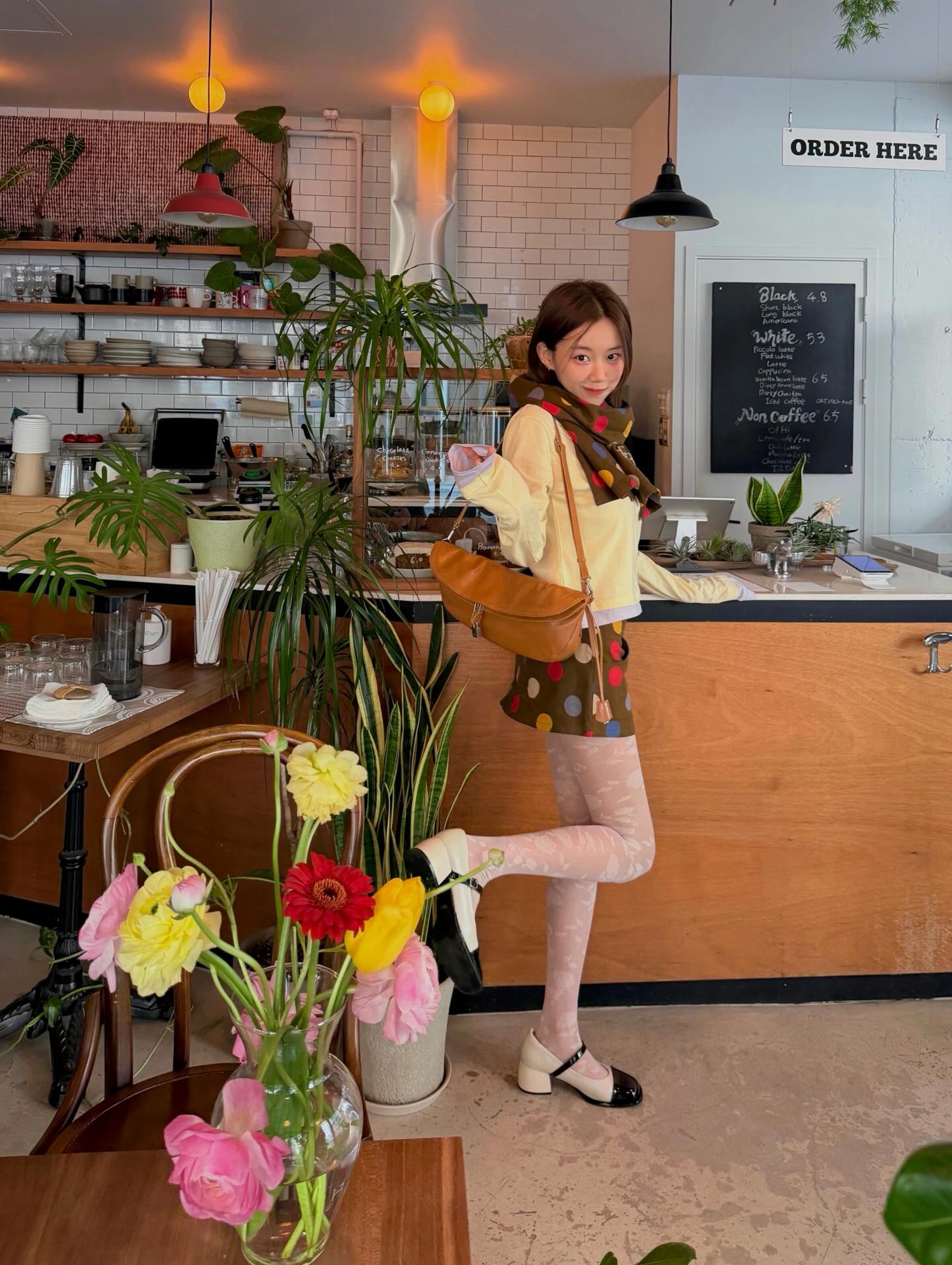 彩色大波点裙+白丝袜+玛丽珍鞋，Vivamoon这身复古少女感太绝了，咖啡馆氛围满分