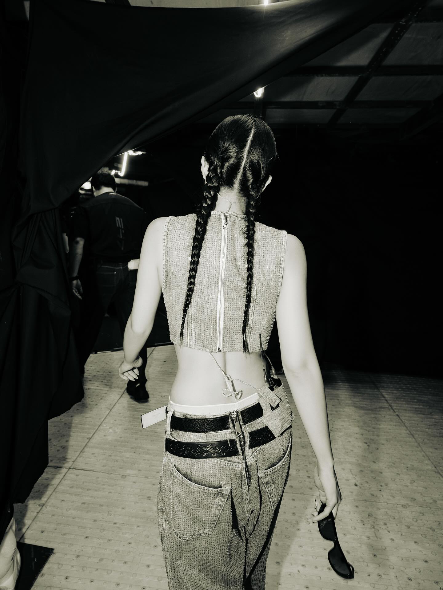 Jennie Y2K工装辣妹风！露腰背心+低腰大廓形牛仔裤，背部链饰+双麻花辫，工业风后台气场全开