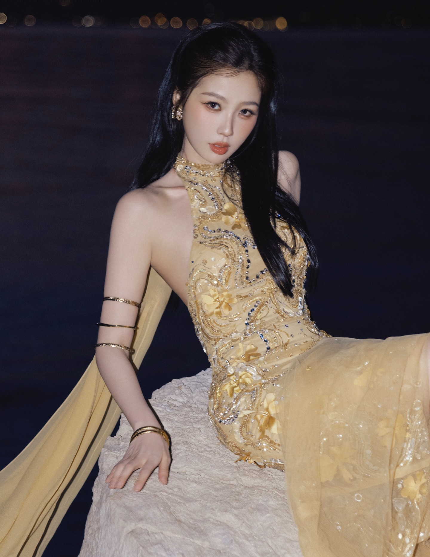 金色挂脖刺绣礼服，重工珠片+立体花卉，多层金饰臂环，夜色贵气明艳的人鱼姬风