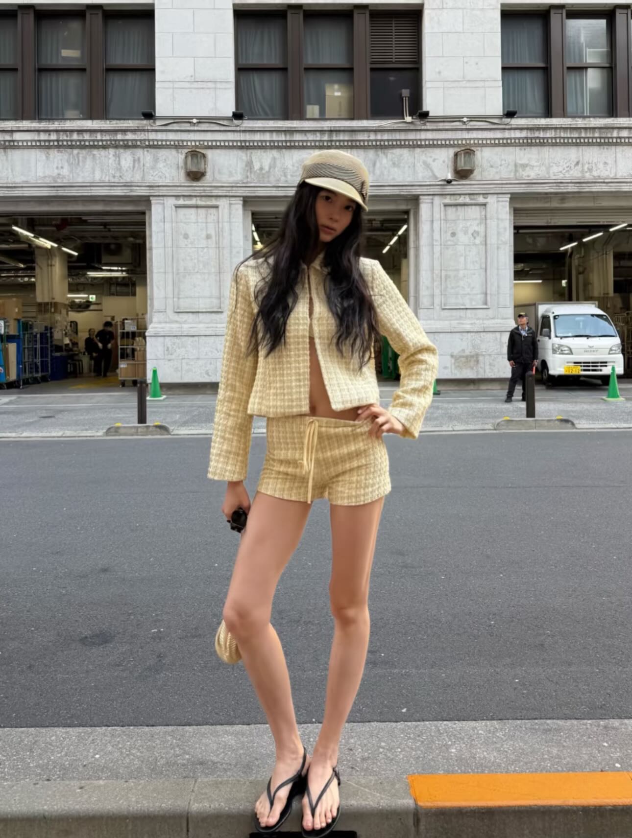 浅黄格纹小香风套装+报童帽+厚底人字拖，俏皮混搭都市感，长腿优势尽显