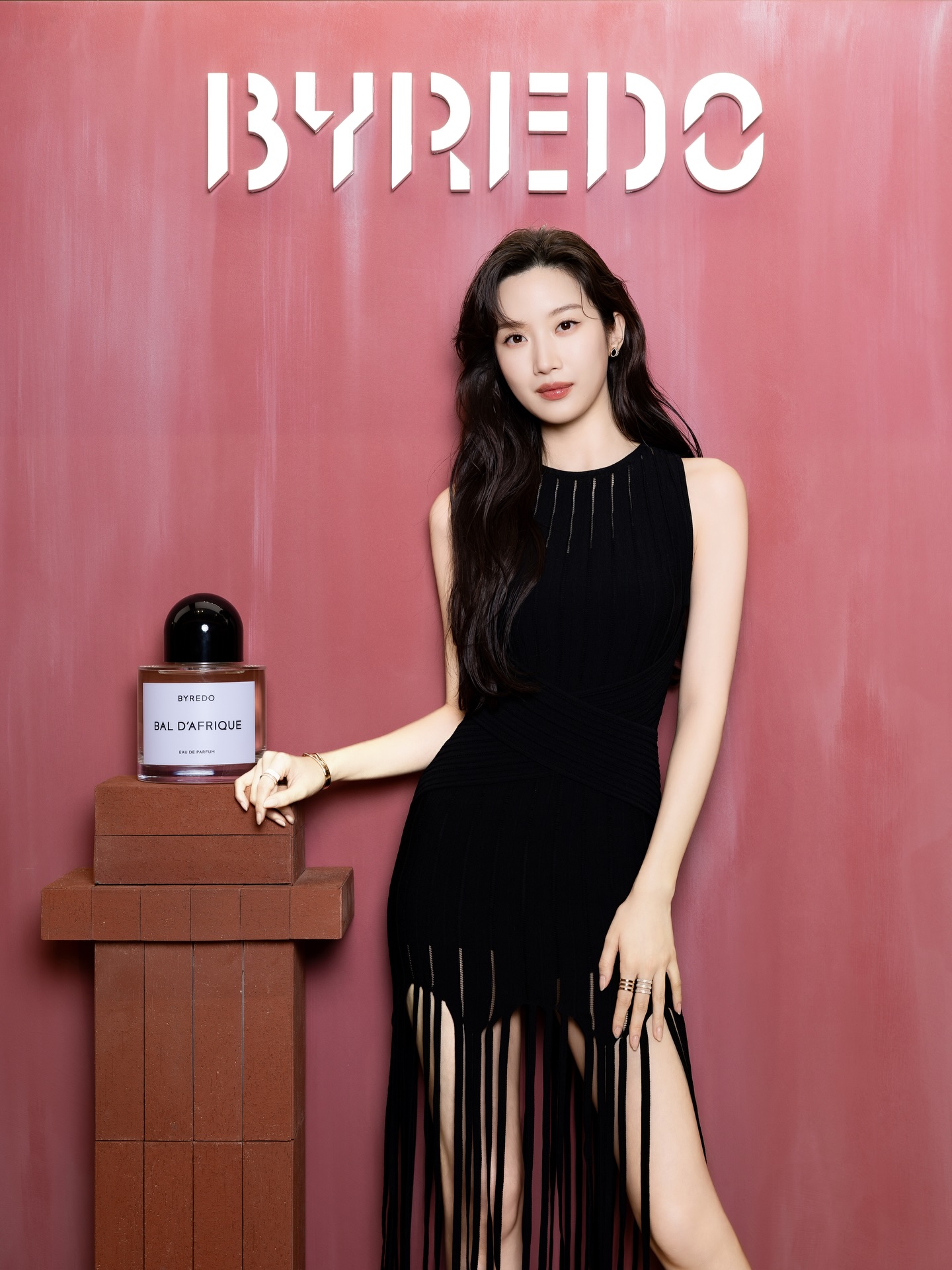 黑色无袖修身连衣裙，裙摆流苏设计，BYREDO品牌墙背景，高级清冷贵气的优雅极简风-街拍look