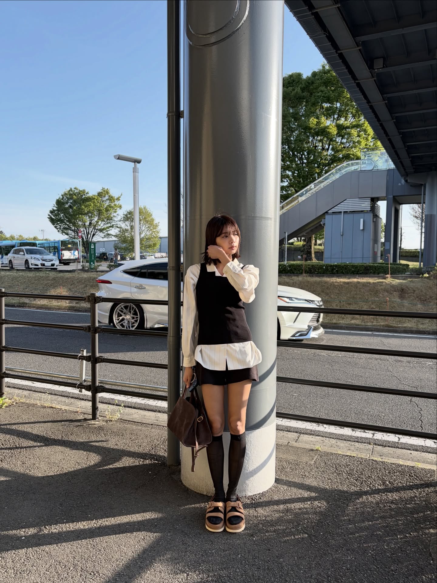 蓝白条纹衬衫叠穿黑色针织短背心，短裙+过膝袜+厚底凉鞋，日系简约City Girl阳光清新