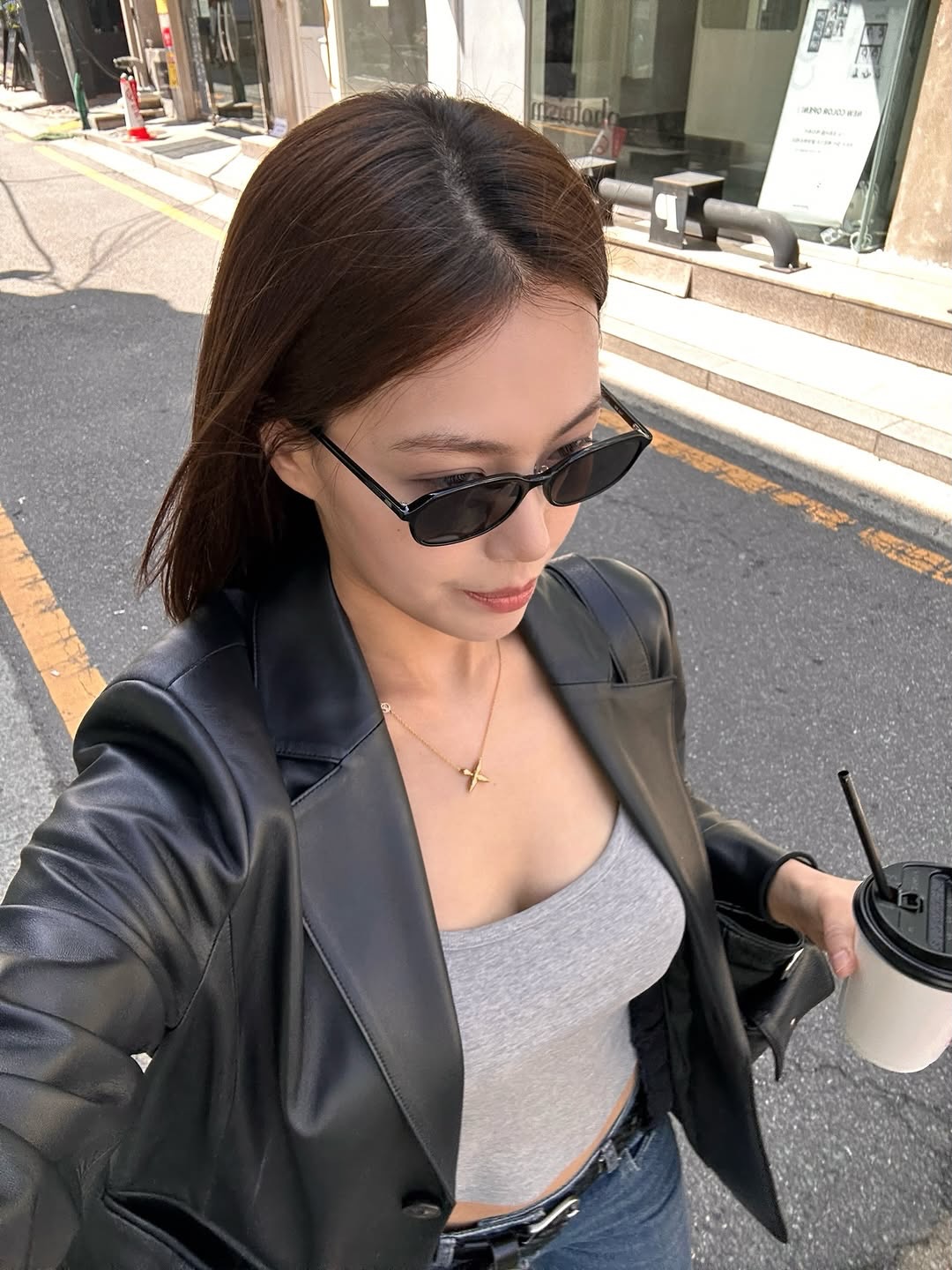 黑色皮质西装+灰色紧身背心，窄框墨镜+金项链点睛，咖啡杯加持，自信从容的都市酷飒风-街拍look