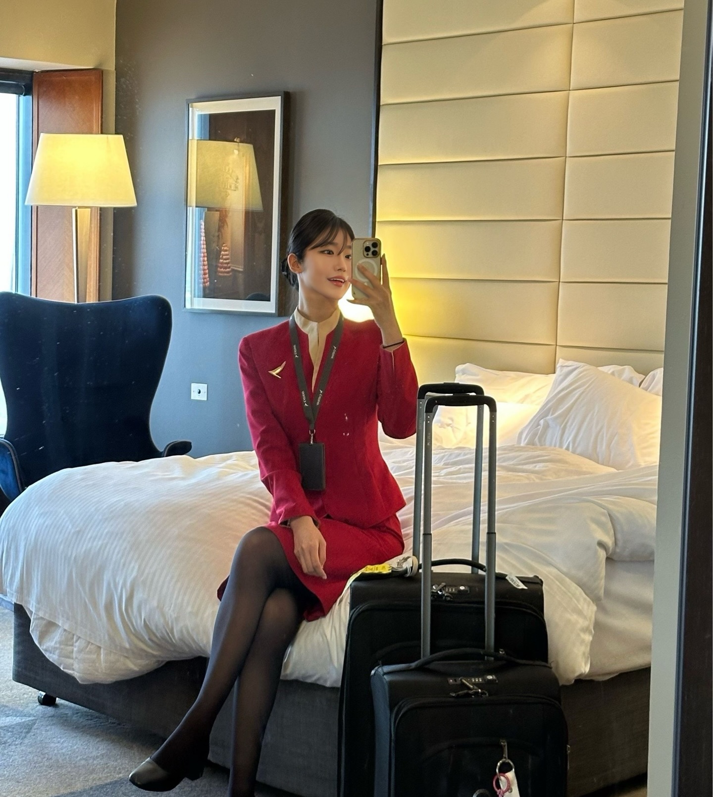 红色空乘职业套装，金色机翼胸针+丝袜高跟鞋，酒店镜自拍，优雅干练的都市女性魅力-街拍look