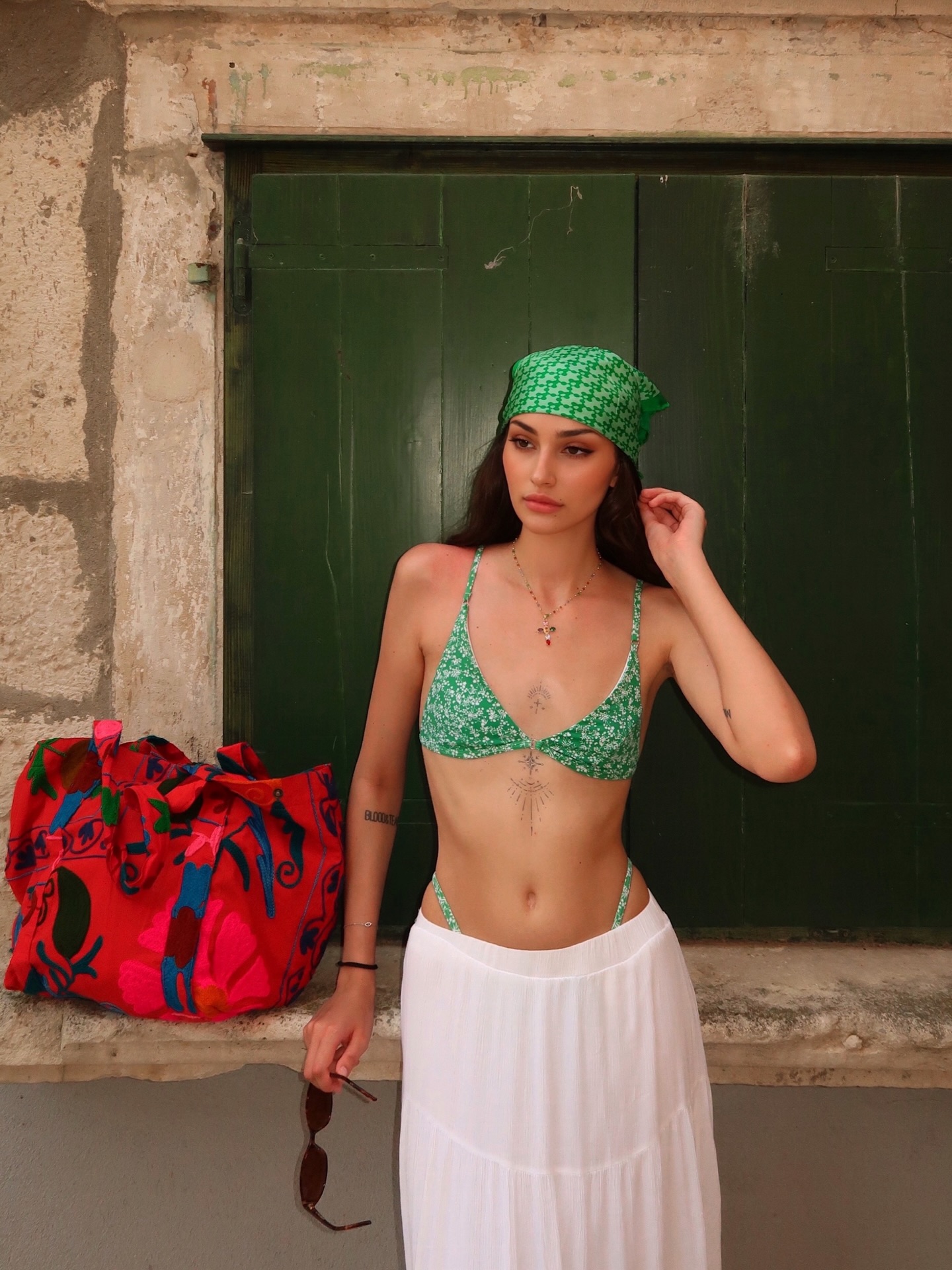 绿色碎花比基尼上衣+白色长裙，头巾呼应色彩，大包+古旧绿门背景，南法度假慵懒浪漫-街拍look