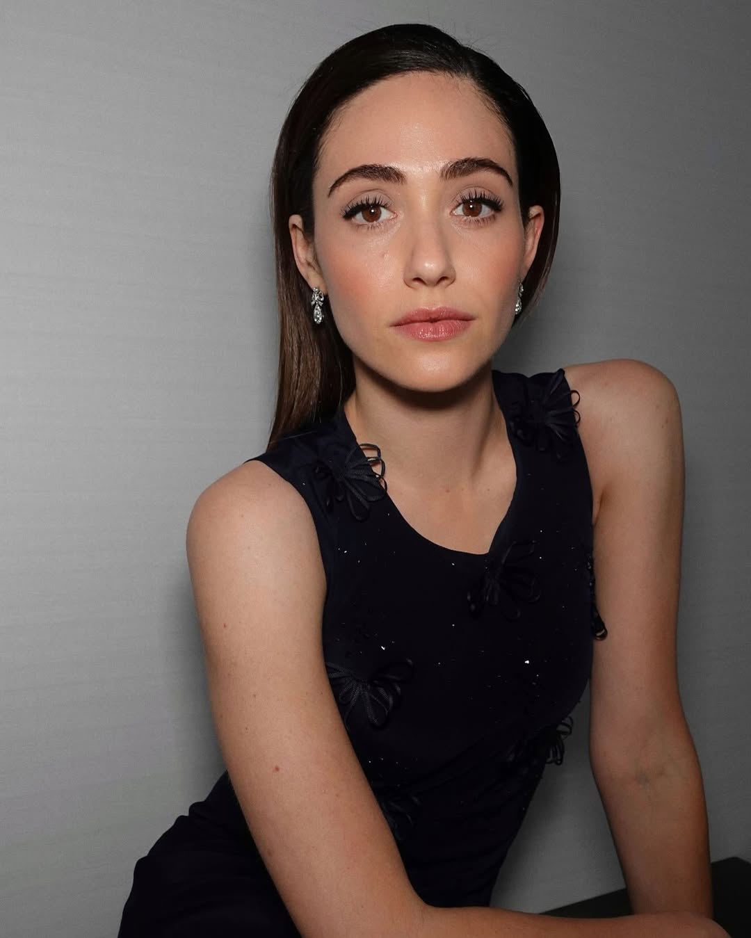 白背心裙叠穿灰西装，圆框眼镜清纯书卷气，及膝白袜小白鞋青春减龄