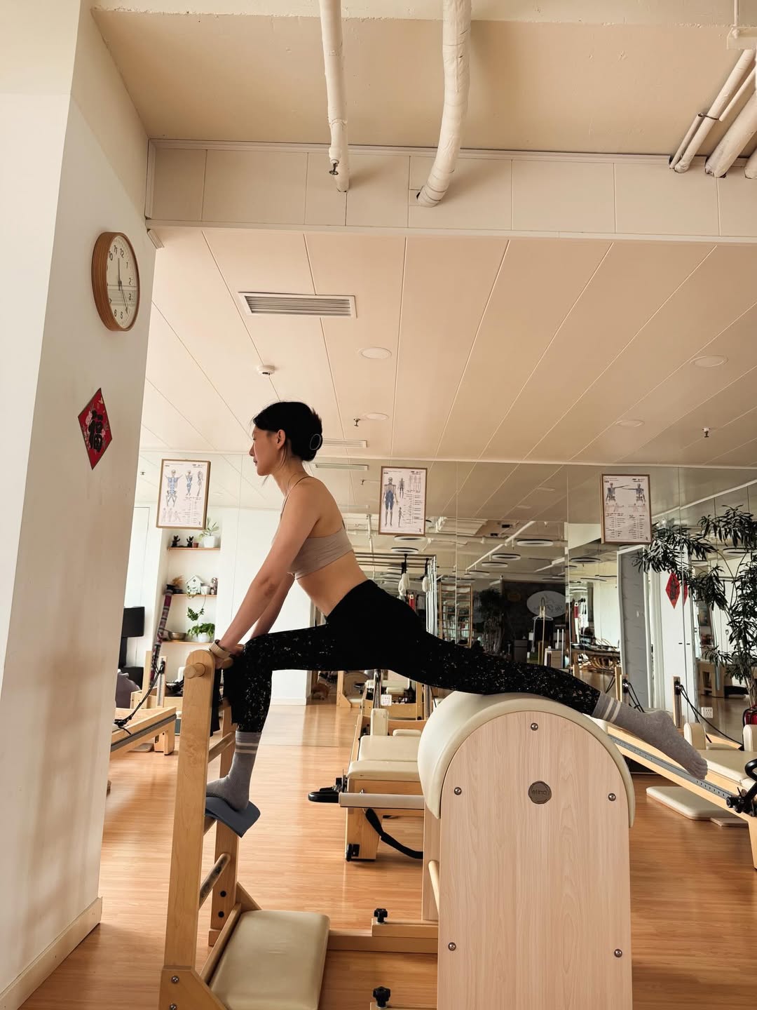 裸色运动bra+黑色亮片leggings，普拉提器械展示柔韧力量感