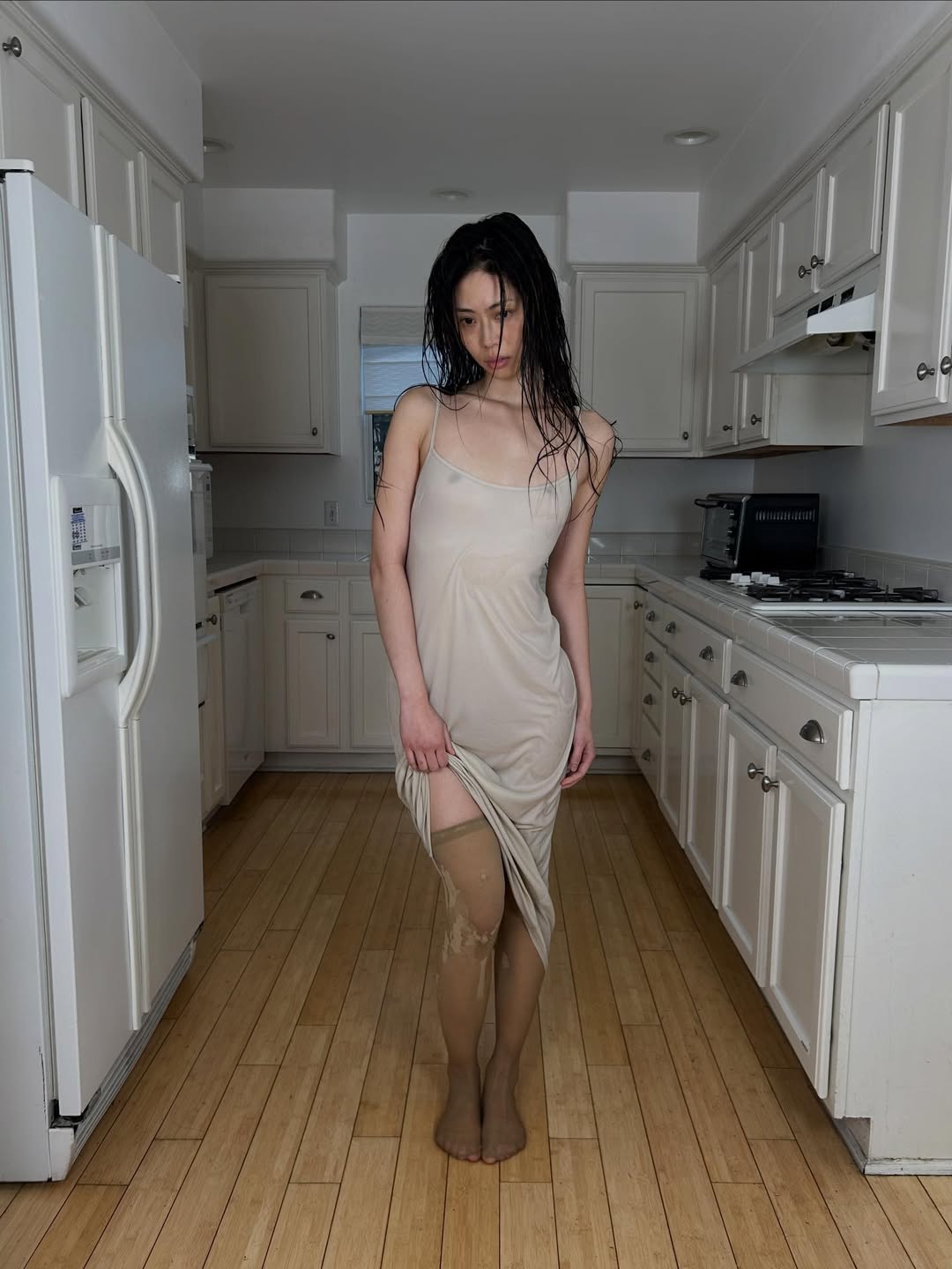 裸色吊带长裙微透，湿发造型厨房日常，私密慵懒氛围清冷性感