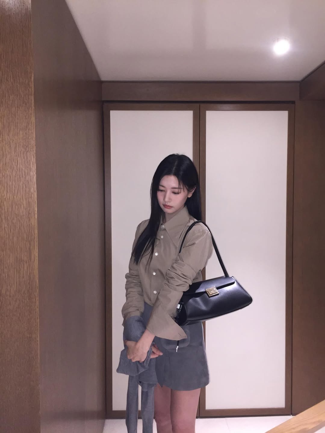 卡其修身衬衫配灰色短裙，黑色法棍包点睛，极简通勤利落知性
