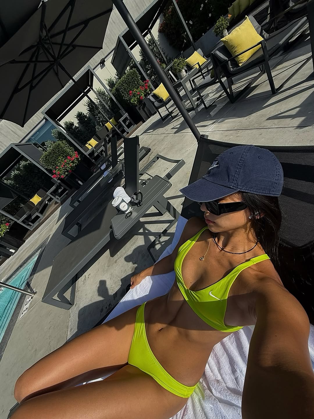 荧光绿比基尼+棒球帽墨镜，泳池边自拍健康小麦肤色，夏日阳光活力