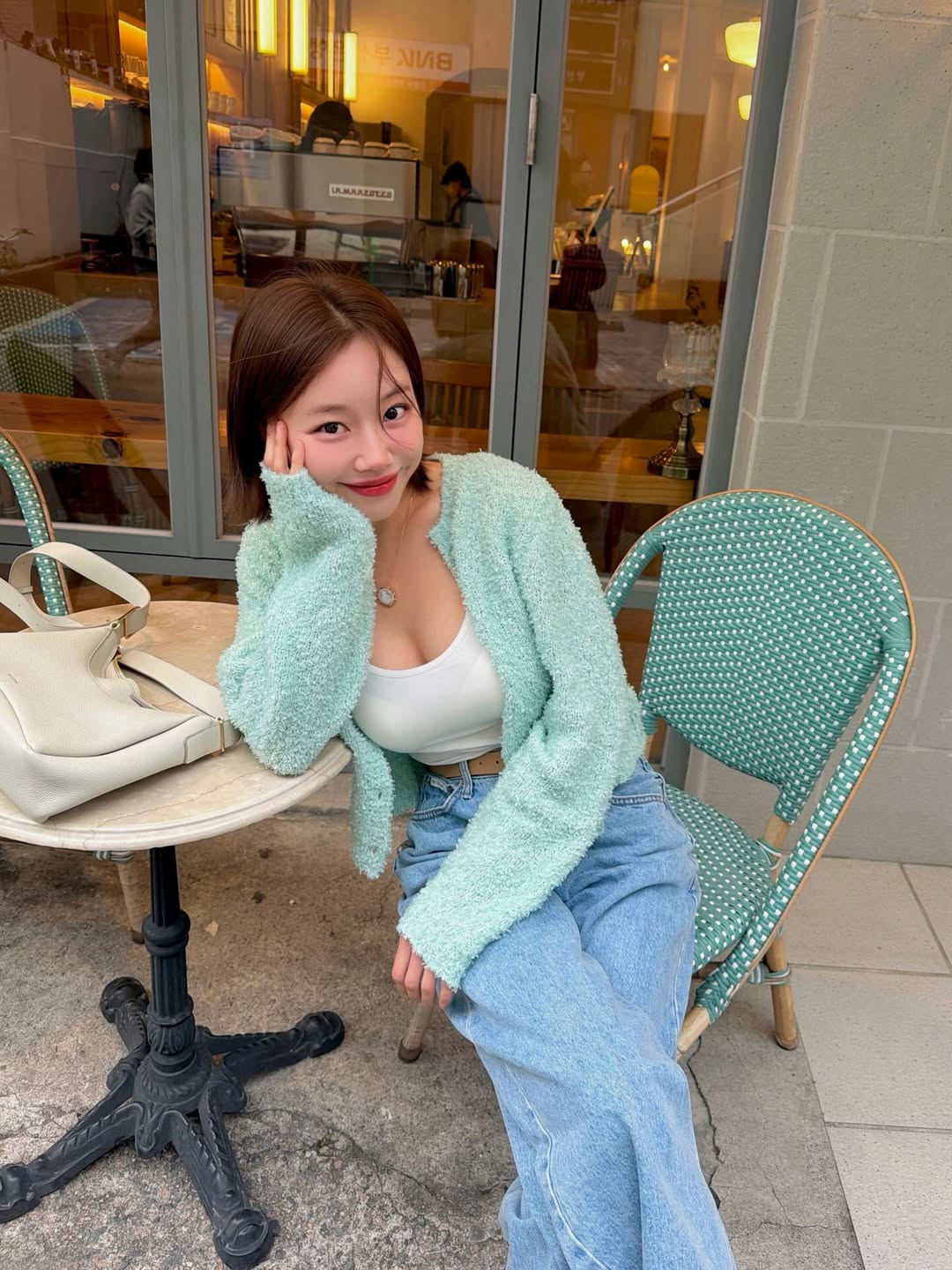 薄荷绿毛绒短开衫+白色背心+阔腿牛仔裤，咖啡厅打卡精致日常清新温柔