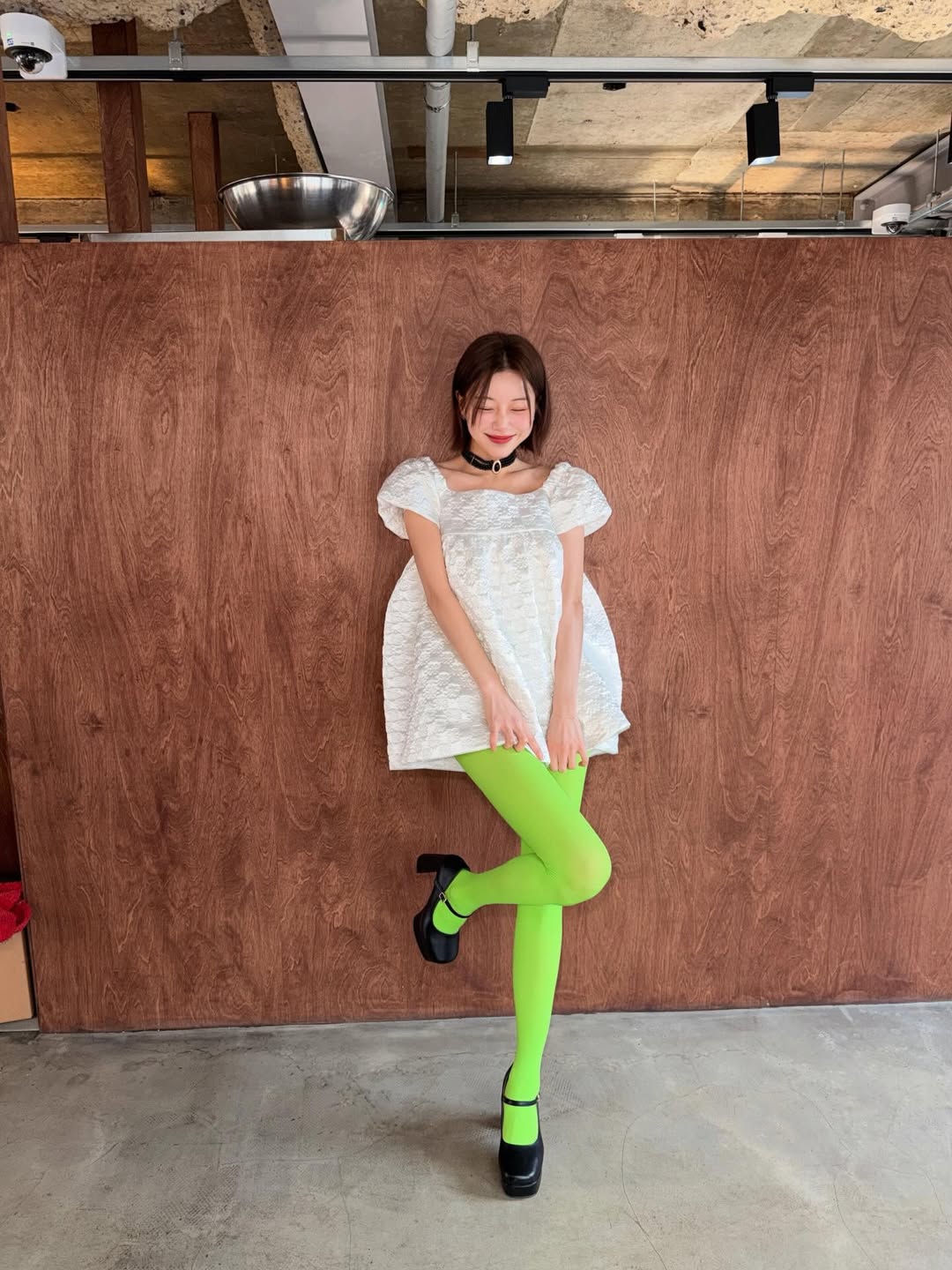 白色泡泡袖娃娃裙+荧光绿连裤袜+玛丽珍厚底鞋，俏皮Y2K玩趣感