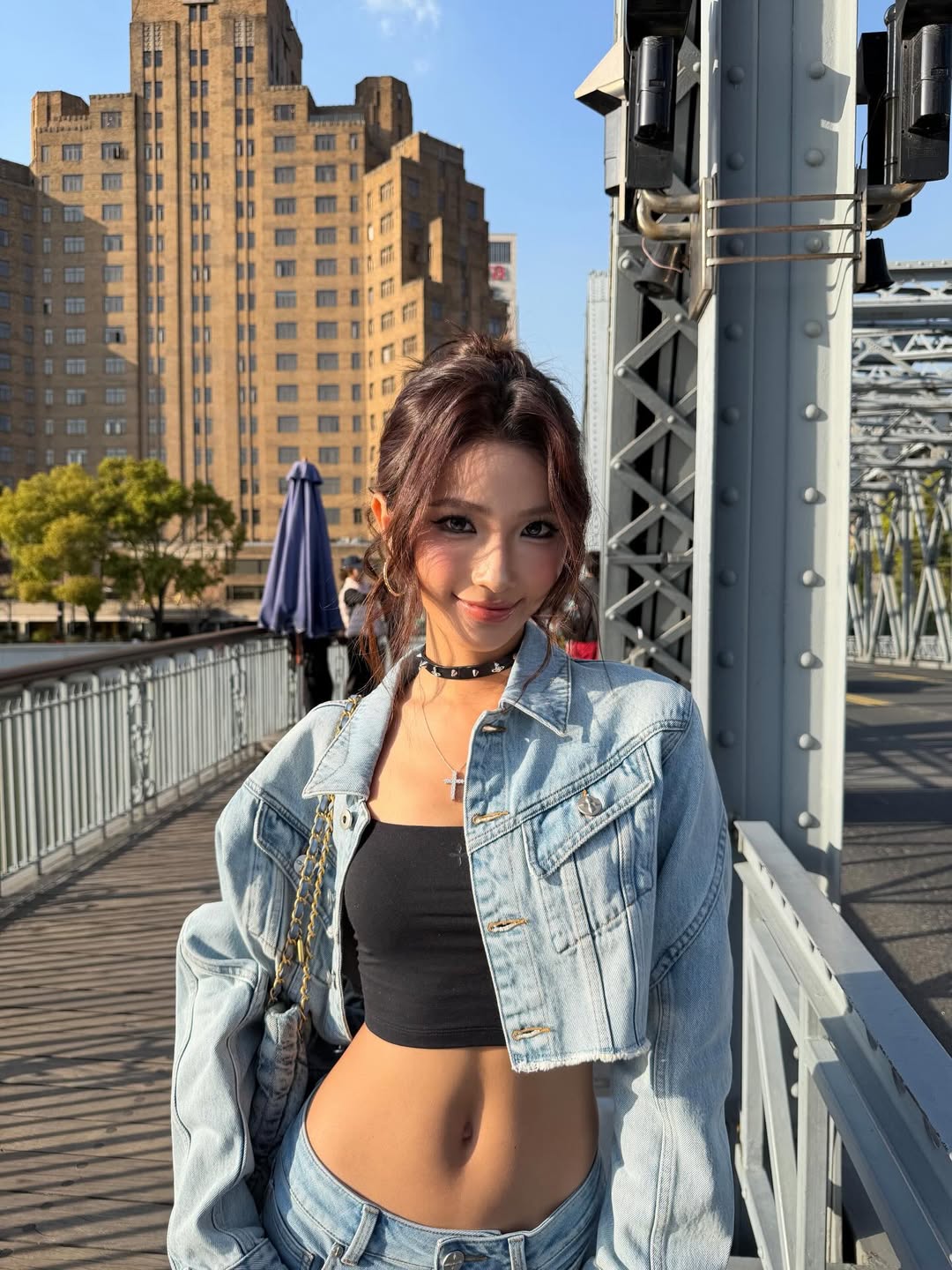 牛仔外套+黑色抹胸+低腰牛仔裤，铆钉choker十字架项链，户外阳光叛逆活力