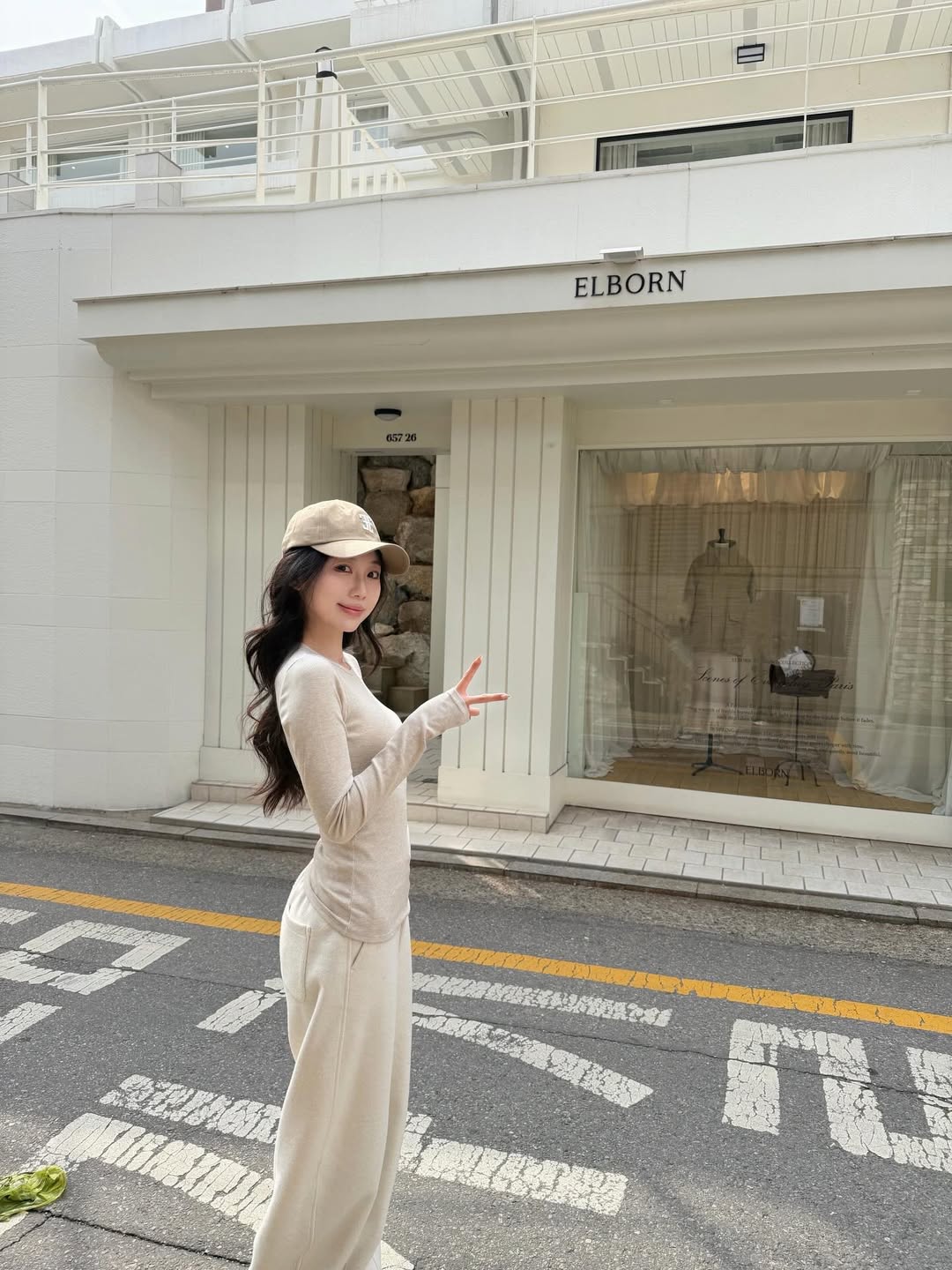 燕麦色修身长袖配同色阔腿裤，棒球帽温柔统一慵懒随性韩系极简街拍