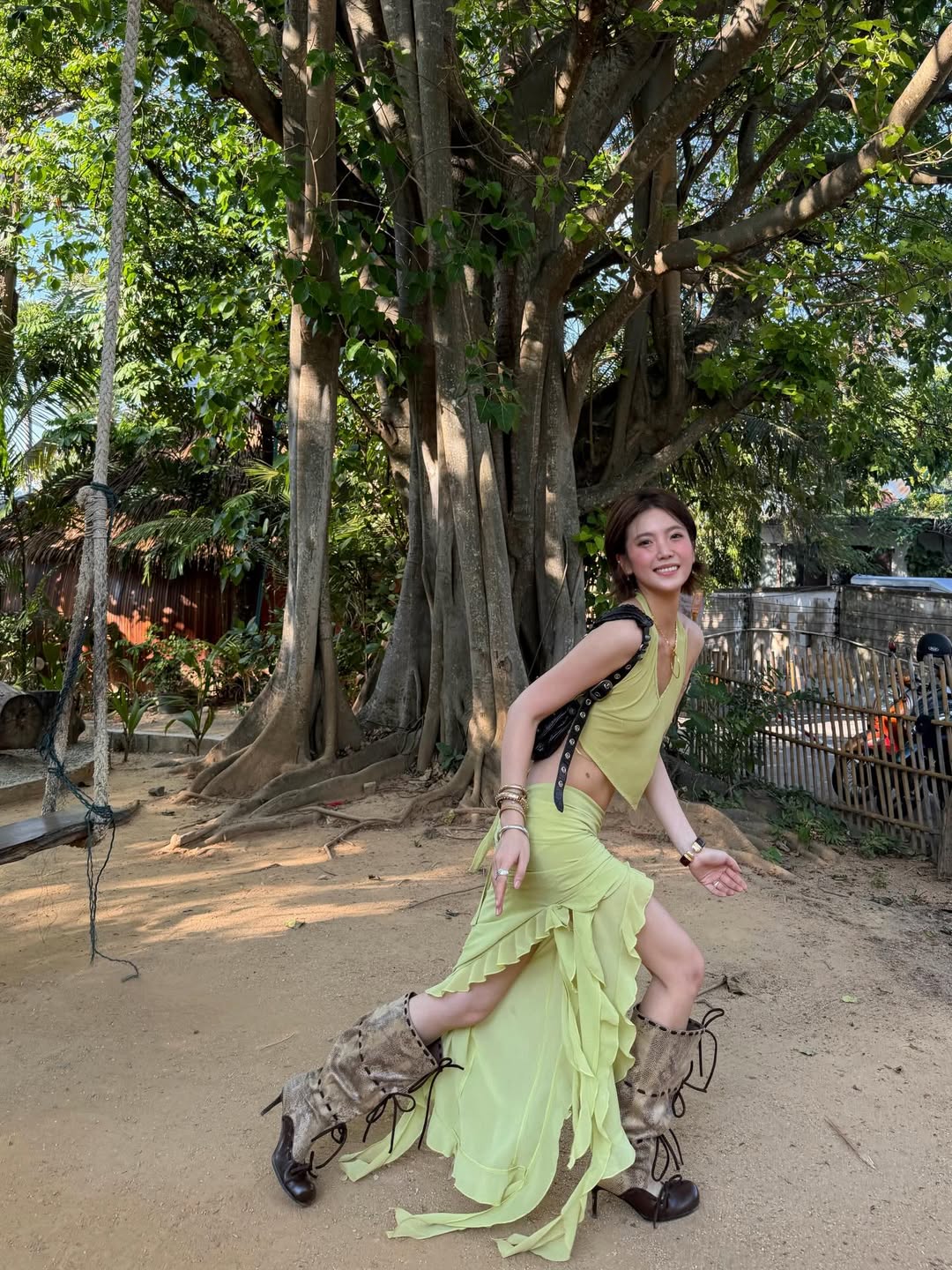 荧光绿挂脖露背上衣+不规则荷叶边长裙，蛇纹绑带高跟靴海边自由奔放