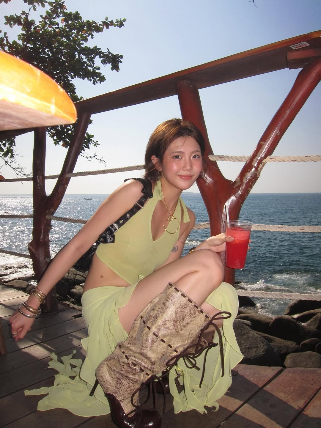 多层大金链+繁复配饰，色彩鲜亮热带自由度假嬉皮风格