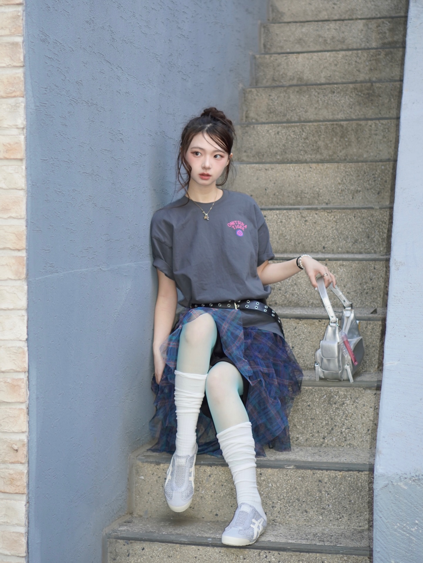 宽松灰T恤配格纹纱裙，堆堆白袜+运动鞋，日系街头甜酷平衡慵懒随性