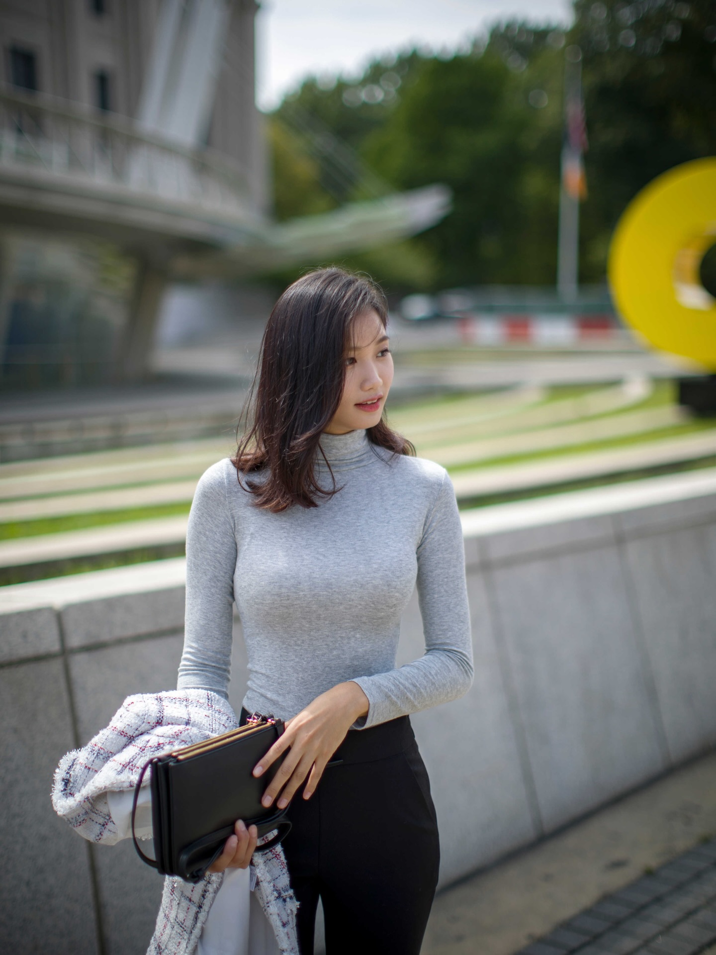 浅灰高领针织衫+黑色高腰裤，简约通勤气质温婉知性都市日常