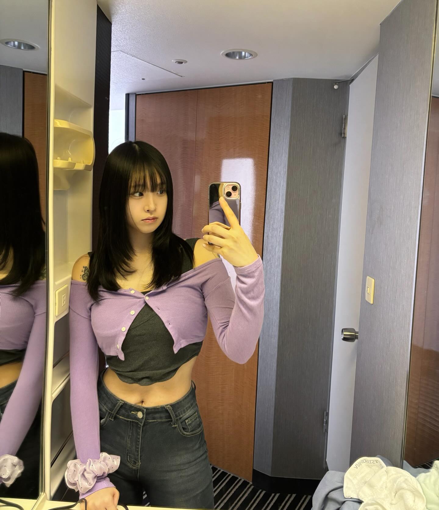 露肩短款紫开衫叠穿黑背心，低腰牛仔短裙露腰，韩系Y2K俏皮性感-街拍look