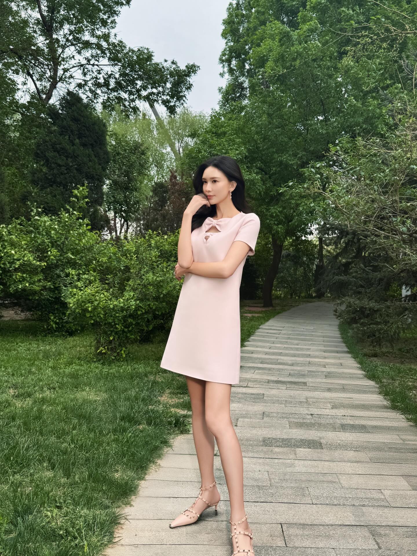 浅粉色蝴蝶结连衣裙+裸色铆钉低跟鞋，A字版型千金感温婉优雅