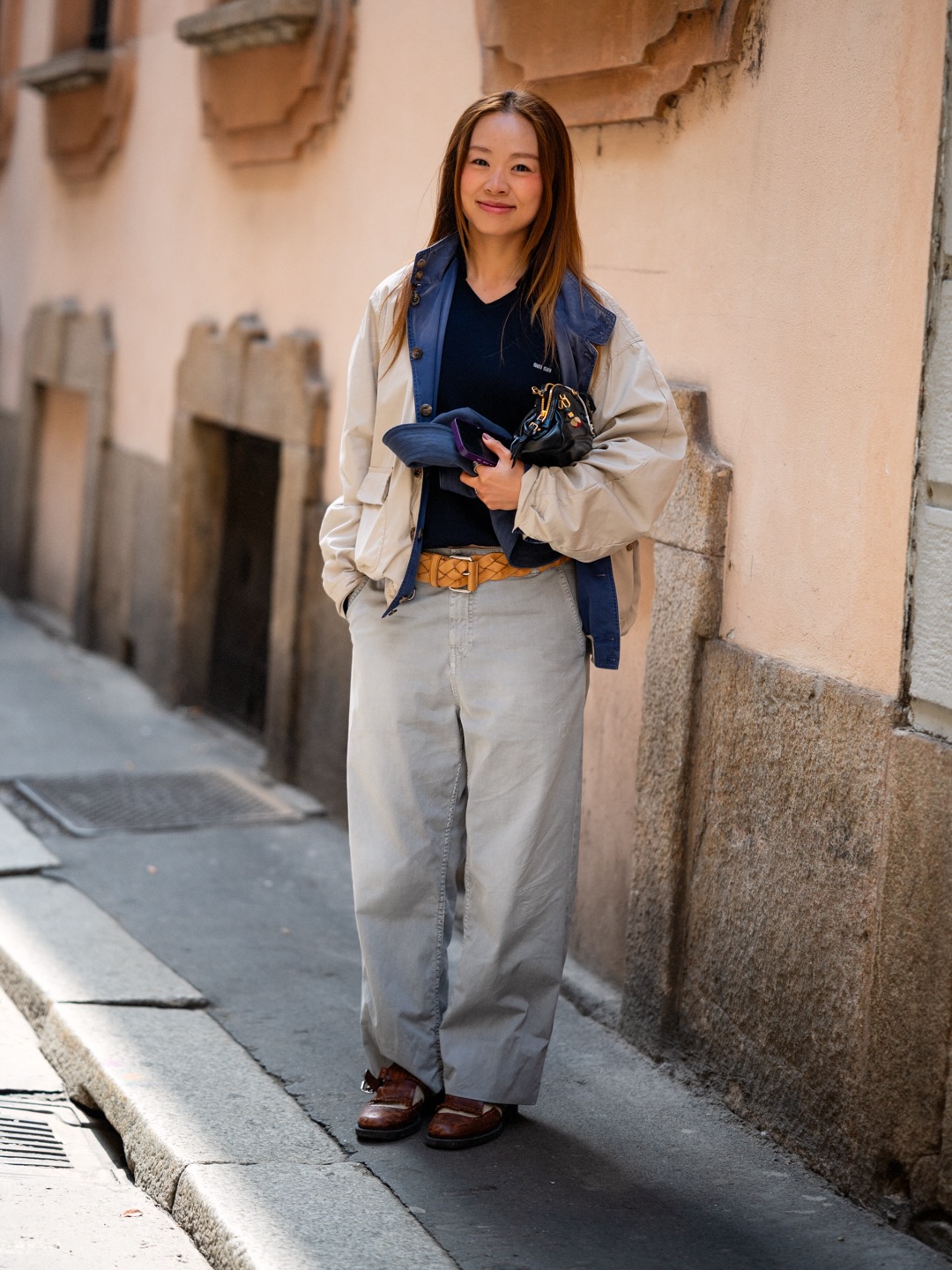 卡其工装夹克叠穿藏蓝+浅灰阔腿牛仔裤，层次丰富复古boyish工装风