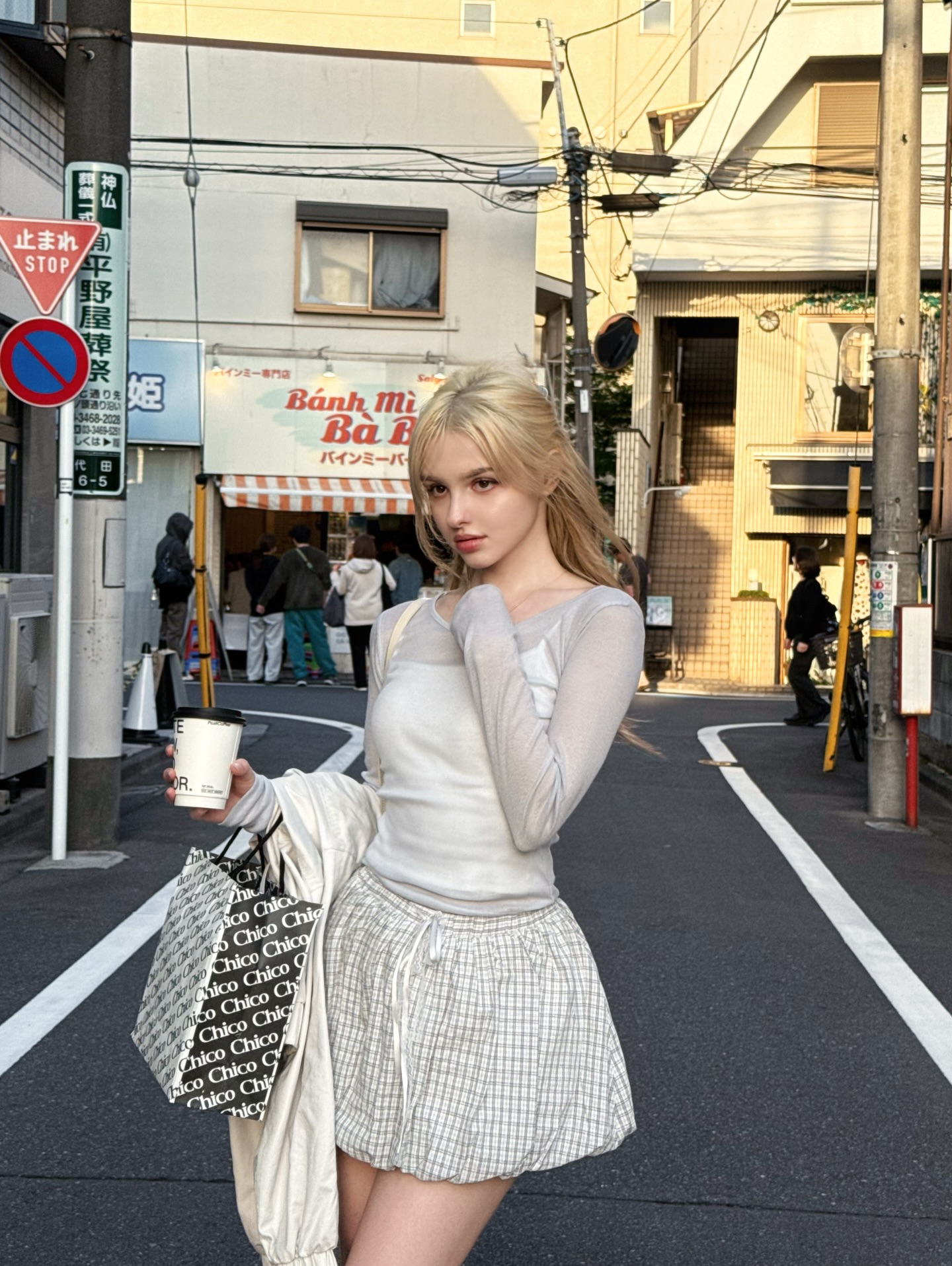 浅灰透视长袖叠穿吊带+格纹短裙，帆布包咖啡杯，东京街头慵懒精致青春-街拍look