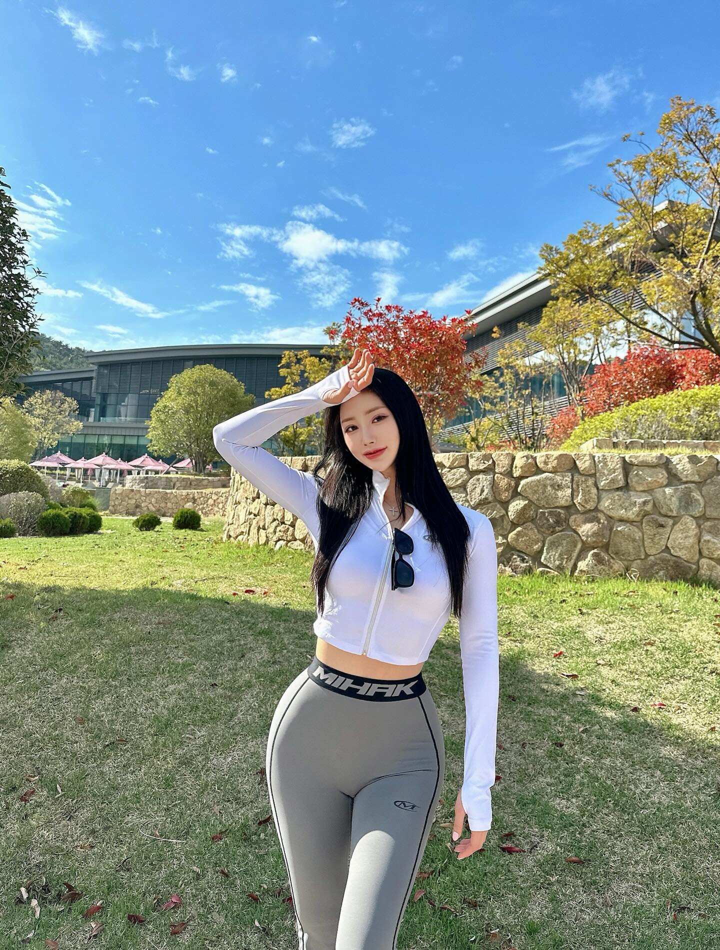 白色短款拉链紧身衣+灰色高腰leggings，蓝天红叶明亮户外甜美健康