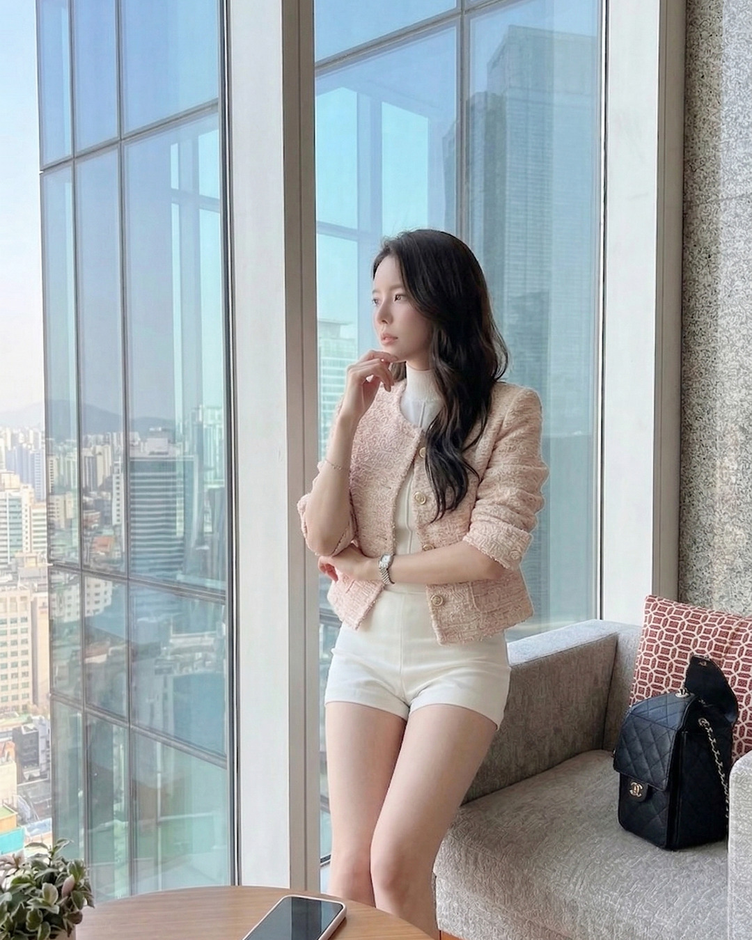 裸粉粗花呢短外套+白色高领短裤，落地窗都市轻奢精致优雅名媛