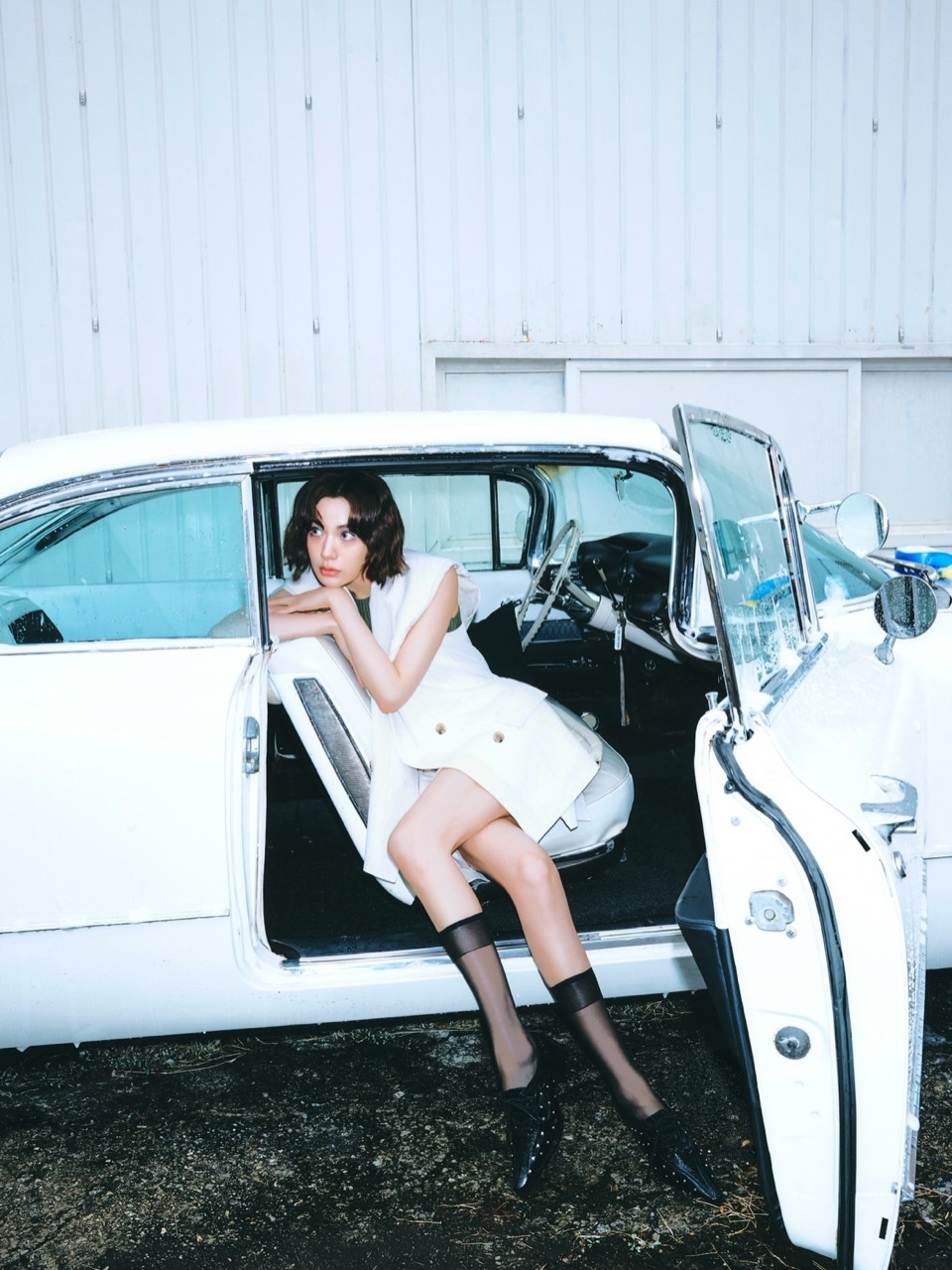 白色无袖西装裙+黑丝短袜+尖头鞋，复古白车法式酷感时髦张力