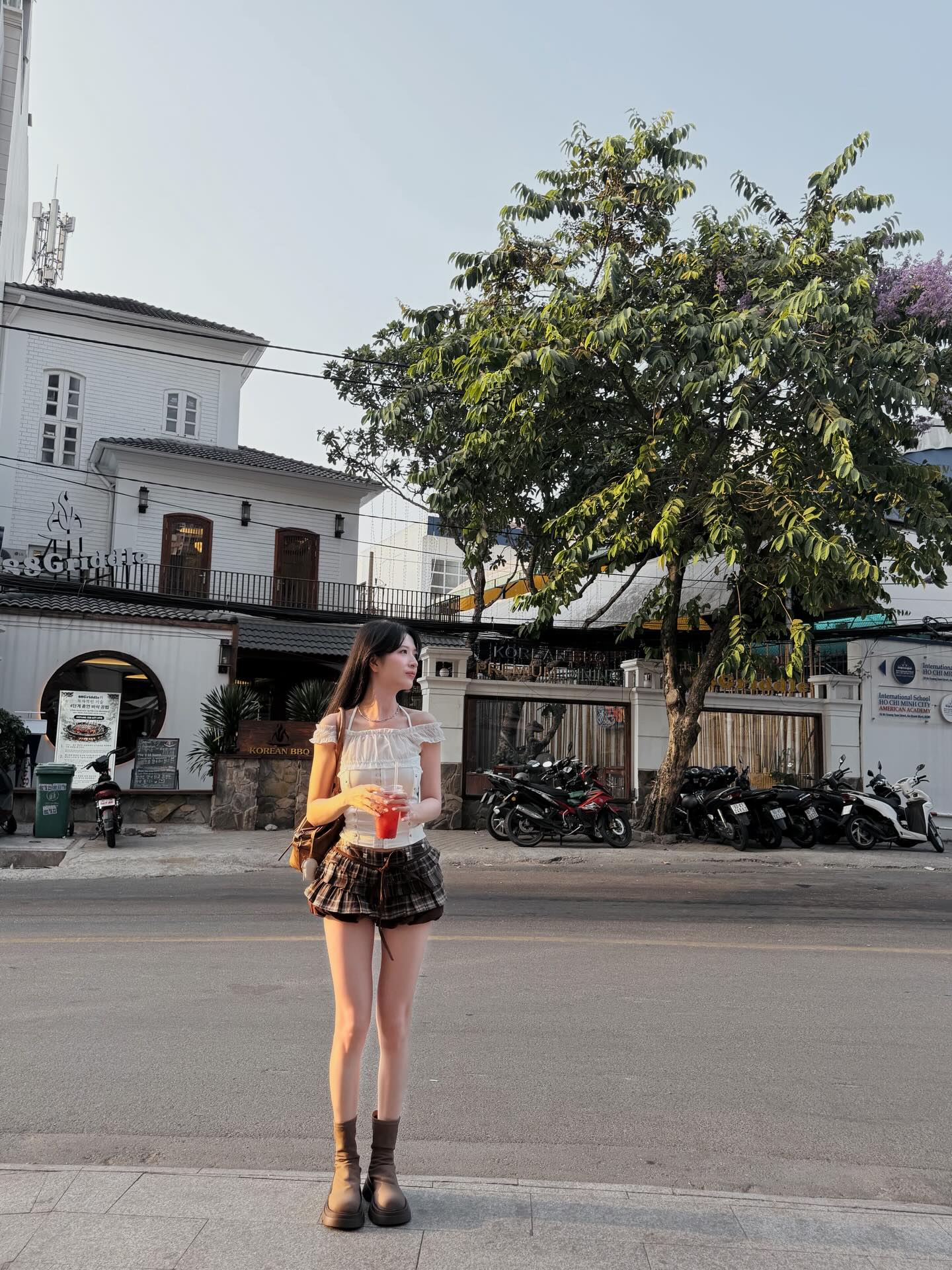 白色荷叶边吊带+格纹超短裙，厚底短靴夕阳街头青春俏皮复古学院