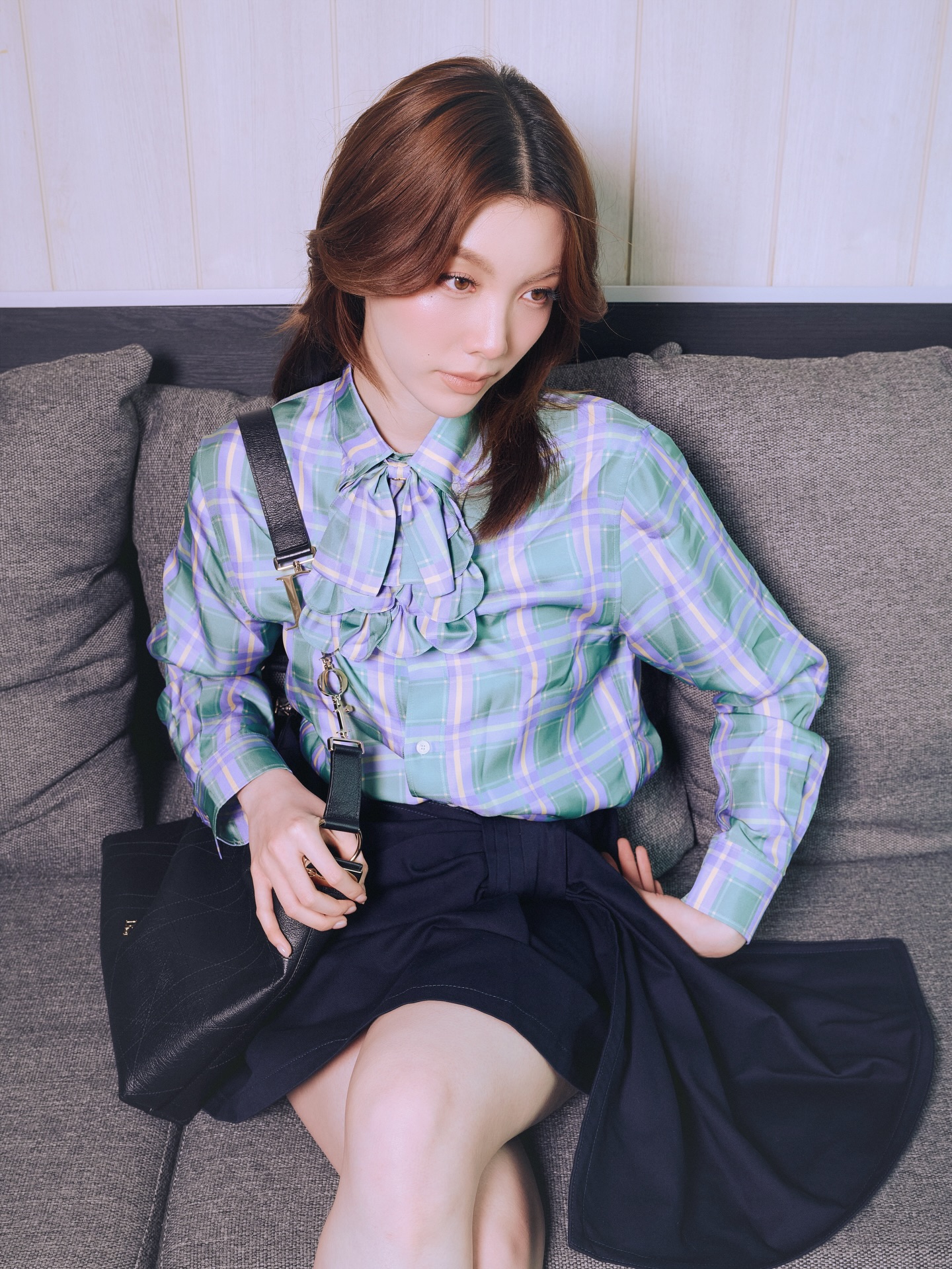 薄荷紫格纹飘带衬衫+藏蓝百褶裙，黑色菱格包韩系少女清新柔美