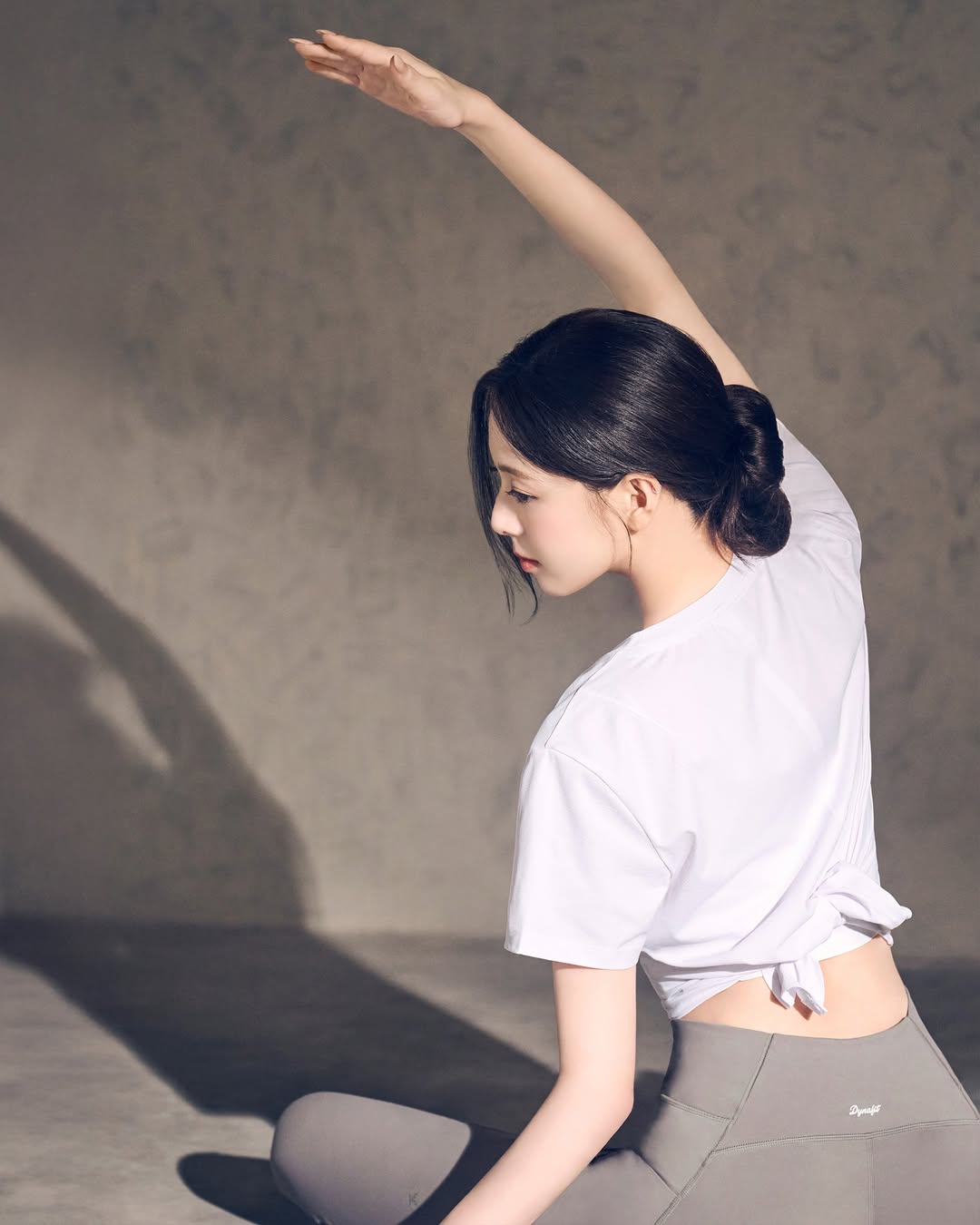 白灰配色运动套装腰间打结，极简主义运动风清爽高级健美曲线健康活力