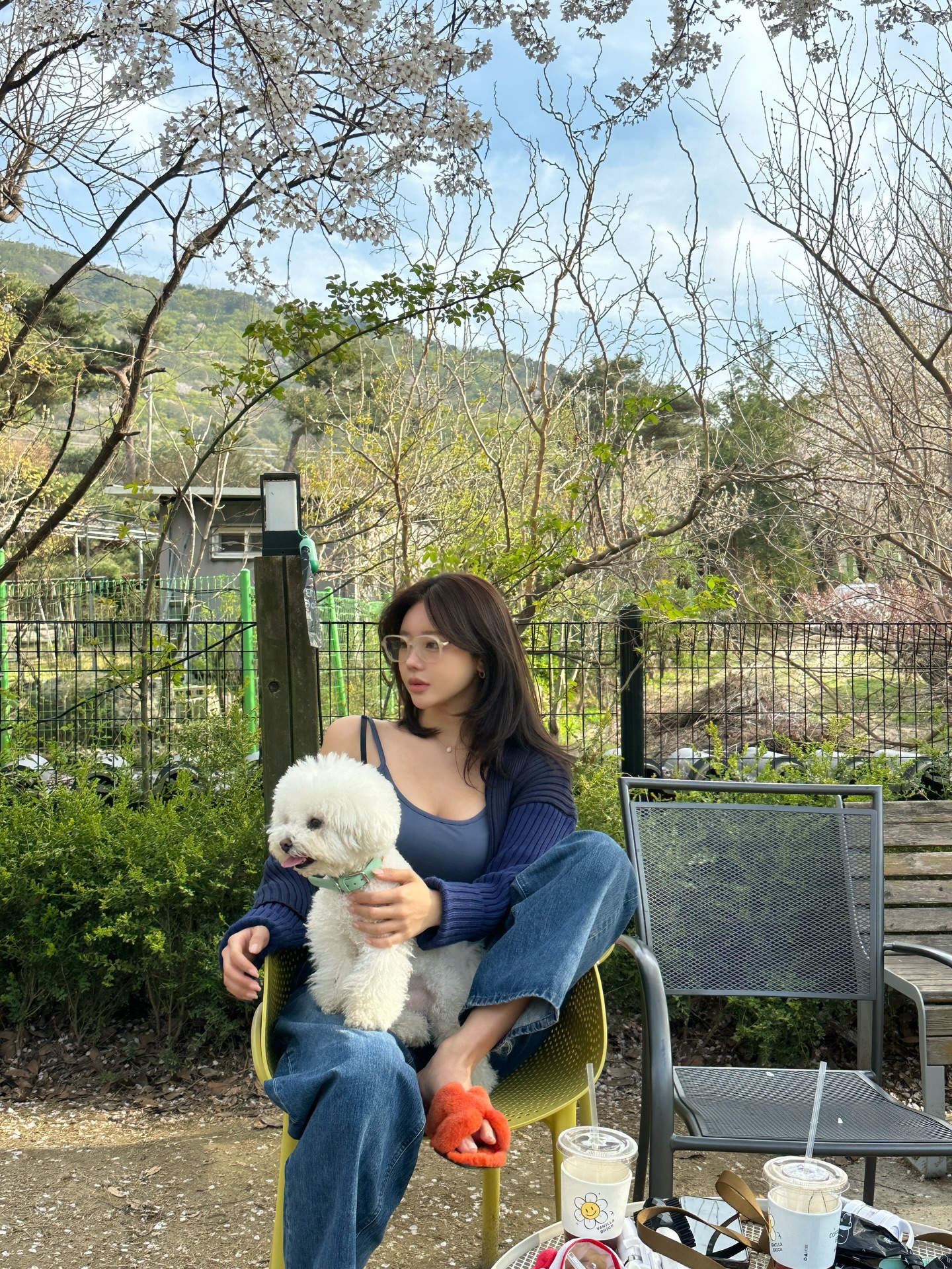 深蓝叠穿配同色牛仔裤亮橙毛绒拖鞋，韩系都市休闲风春日治愈慵懒精致