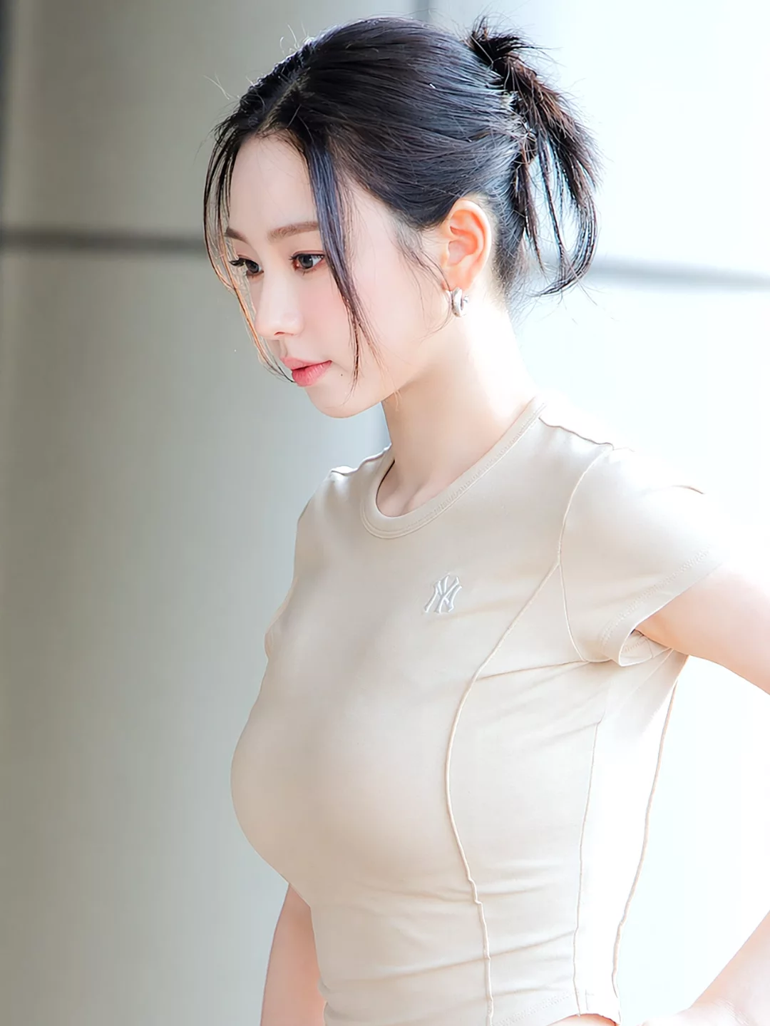 韩系清新运动风穿搭，米色紧身T恤展现优雅曲线-街拍look