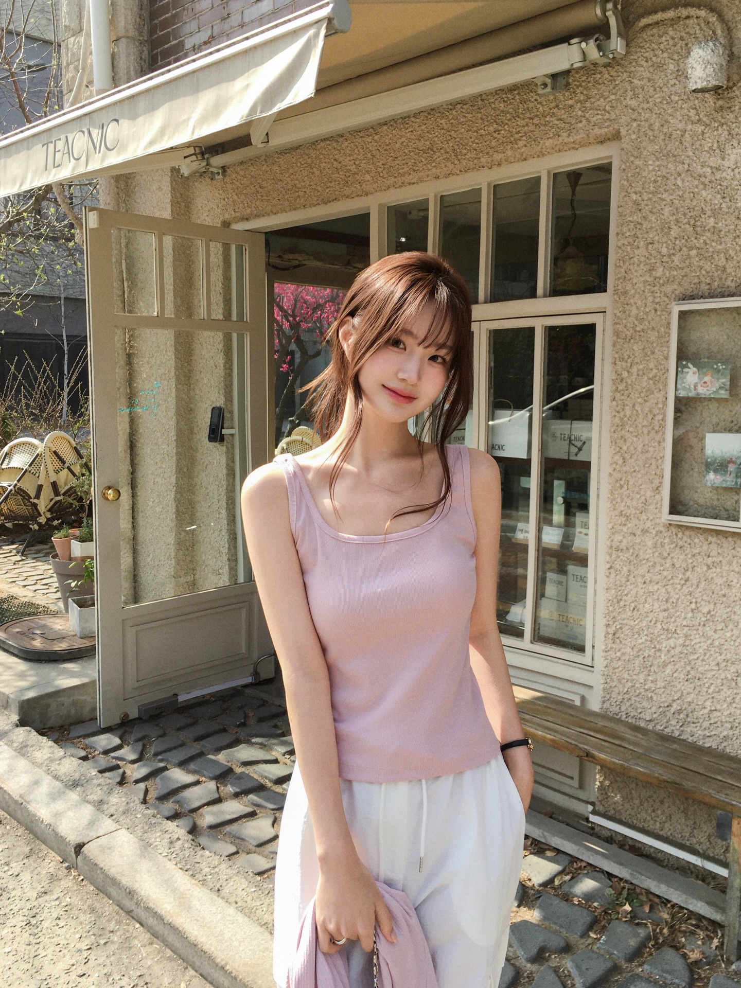 春日街头清新少女穿搭，淡紫背心配白裤的温柔氛围