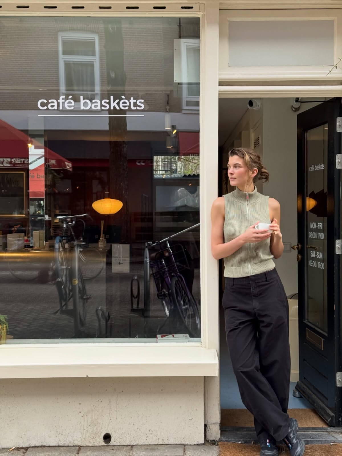 咖啡馆门前的法式慵懒：极简针织马甲与阔腿西裤的早秋穿搭-街拍look