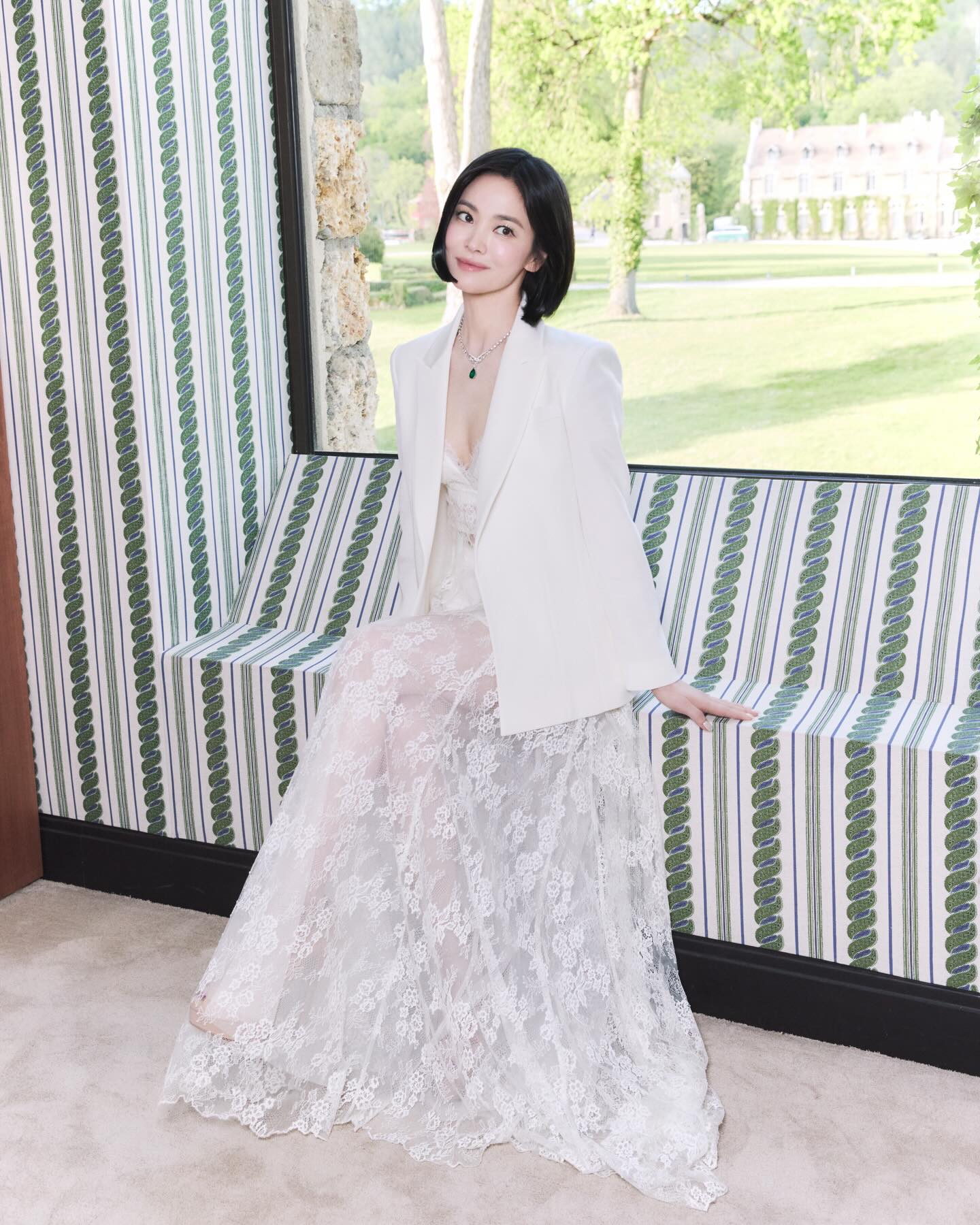 宋慧乔白色西装配蕾丝长裙，优雅知性尽显女神气质